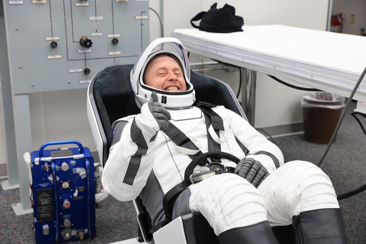 NASA astronaut Mike Fincke is all smiles during leak checks for his SpaceX spacesuit inside the crew suit-up room in the Neil A. Armstrong Operations and Checkout Building at the agency’s Kennedy Space Center in Florida during the second launch attempt NASA’s SpaceX Crew-11 mission to the International Space Station on Friday, Aug. 1, 2025. Fincke and fellow NASA astronaut Zena Cardman, along with JAXA (Japan Aerospace Exploration Agency) astronaut Kimiya Yui and Roscosmos cosmonaut Oleg Platonov, are scheduled to lift off aboard SpaceX’s Dragon spacecraft and Falcon 9 rocket at 11:45 a.m. EDT, from Launch Complex 39A at NASA Kennedy.