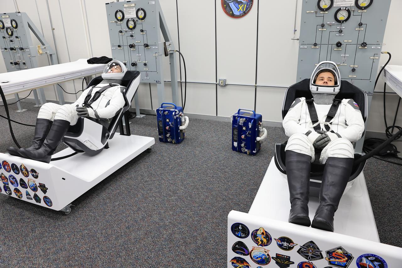 From left, JAXA (Japan Aerospace Exploration Agency) astronaut Kimiya Yui and Roscosmos cosmonaut Oleg Platonov conduct leak checks for their SpaceX spacesuits inside the crew suit-up room in the Neil A. Armstrong Operations and Checkout Building at the agency’s Kennedy Space Center in Florida during the second launch attempt NASA’s SpaceX Crew-11 mission to the International Space Station on Friday, Aug. 1, 2025. Yui, NASA astronauts Zena Cardman and Mike Fincke, along with Roscosmos cosmonaut Oleg Platonov, are scheduled to lift off aboard SpaceX’s Dragon spacecraft and Falcon 9 rocket at 11:43 a.m. EDT, from Launch Complex 39A at NASA Kennedy.