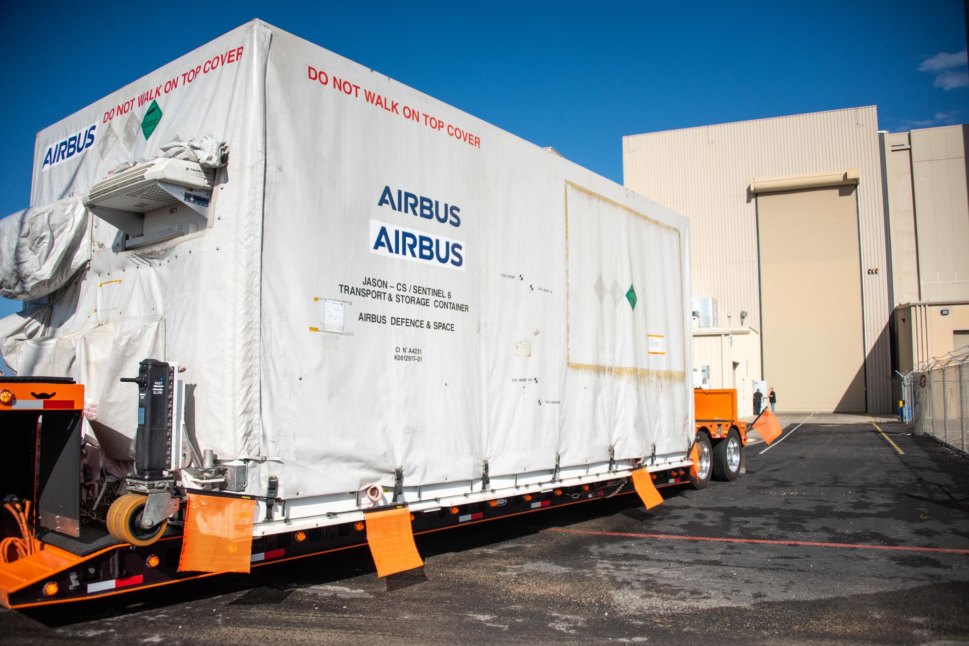 Technicians transfer the Sentinel-6B spacecraft from the NASA hangar to the Astrotech Space Operations payload processing facility at Vandenberg Space Force Base in California on Wednesday, Sept. 24, 2025. Sentinel-6B will undergo detailed inspections, tests, and fueling in a cleanroom as it prepares for a November launch on a SpaceX Falcon 9 rocket. A collaboration between NASA, ESA (European Space Agency), EUMETSAT (European Organisation for the Exploitation of Meteorological Satellites), and the National Oceanic and Atmospheric Administration (NOAA), Sentinel-6B is designed to measure sea levels down to roughly an inch for about 90% of the world’s oceans and will extend out to a decade the record of atmospheric temperatures begun by Sentinel-6 Michael Freilich.