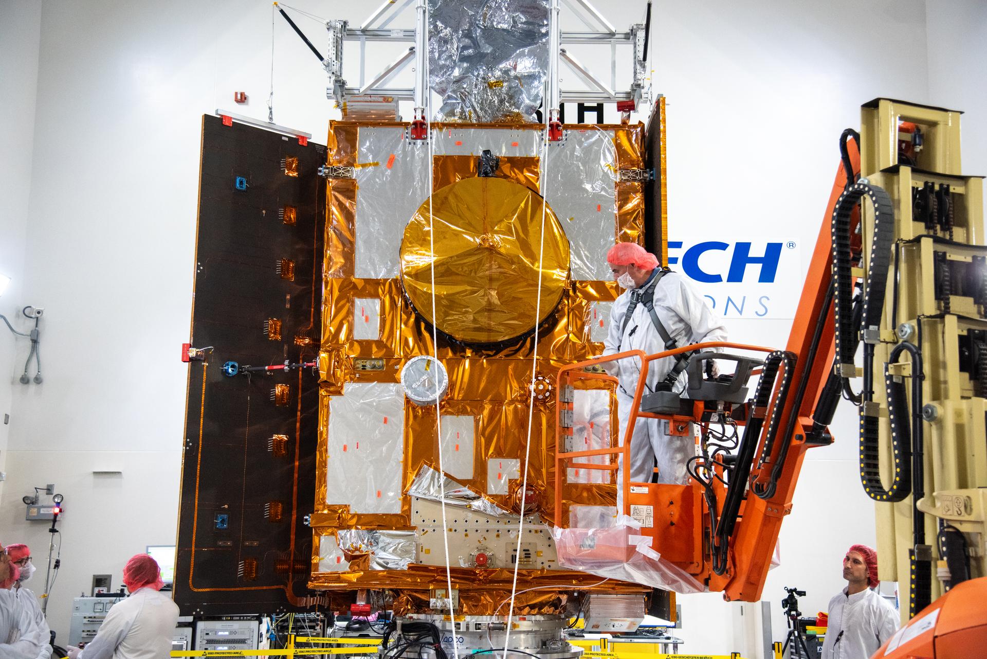 Technicians test the solar arrays during processing of the Sentinel-6B spacecraft during prelaunch operations at the Astrotech Space Operations payload processing facility at Vandenberg Space Force Base in California on Thursday, Oct. 16, 2025. Sentinel-6B will undergo detailed inspections, tests, and fueling in a cleanroom as it prepares for a November launch on a SpaceX Falcon 9 rocket. A collaboration between NASA, ESA (European Space Agency), EUMETSAT (European Organisation for the Exploitation of Meteorological Satellites), and the National Oceanic and Atmospheric Administration (NOAA), Sentinel-6B is designed to measure sea levels down to roughly an inch for about 90% of the world’s oceans.