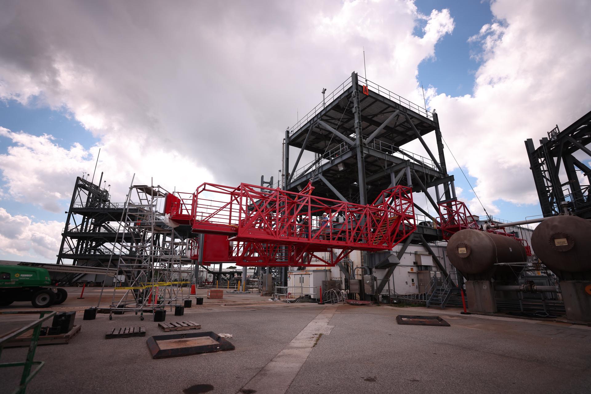 Crews test temporary contingency access platforms on the mobile launcher simulator tower on Wednesday, Oct. 29, 2025, at the Launch Equipment Test Facility at NASA’s Kennedy Space Center in Florida. The platforms will allow engineers to access the vehicle’s flight termination system on the rocket and the mobile launcher while at the pad rather than rolling back to the Vehicle Assembly Building to retest them. For Artemis II, four astronauts will venture around the Moon in early 2026, the first crewed mission on NASA’s path to establishing a long-term presence for science and exploration through Artemis.