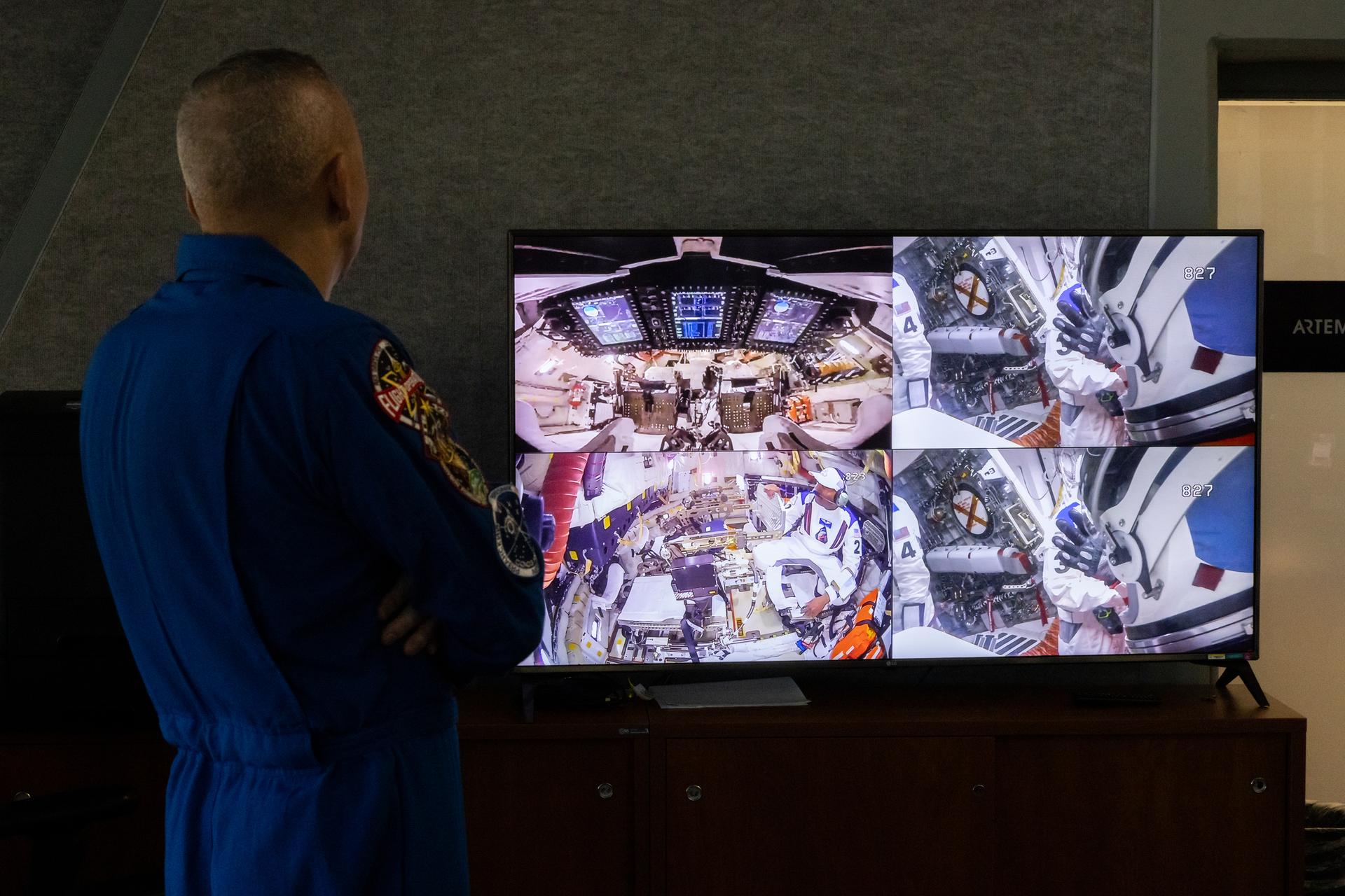 NASA astronaut Randy Bresnick monitors the progress of a countdown demonstration test with Artemis II crewmembers NASA astronauts Reid Wiseman, commander; Victor Glover, pilot; Christina Koch, mission specialist; and CSA (Canadian Space Agency) astronaut Jeremy Hansen, mission specialist onboard their Orion spacecraft from Firing Room 1 of the Rocco A. Petrone Launch Control Center, Saturday, Dec. 20, 2025, at NASA’s Kennedy Space Center in Florida. For this operation, the Artemis II crew and launch teams are simulating the launch day timeline including suit-up, walkout, and spacecraft ingress and egress. Through the Artemis campaign, NASA will send astronauts to explore the Moon for scientific discovery, economic benefits, and to build the foundation for the first crewed missions to Mars, for the benefit of all.