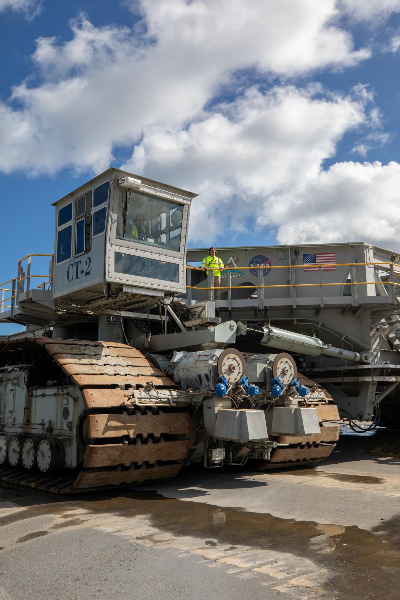 Crawler Preps for Entry into VAB for Artemis II Rollout Ops