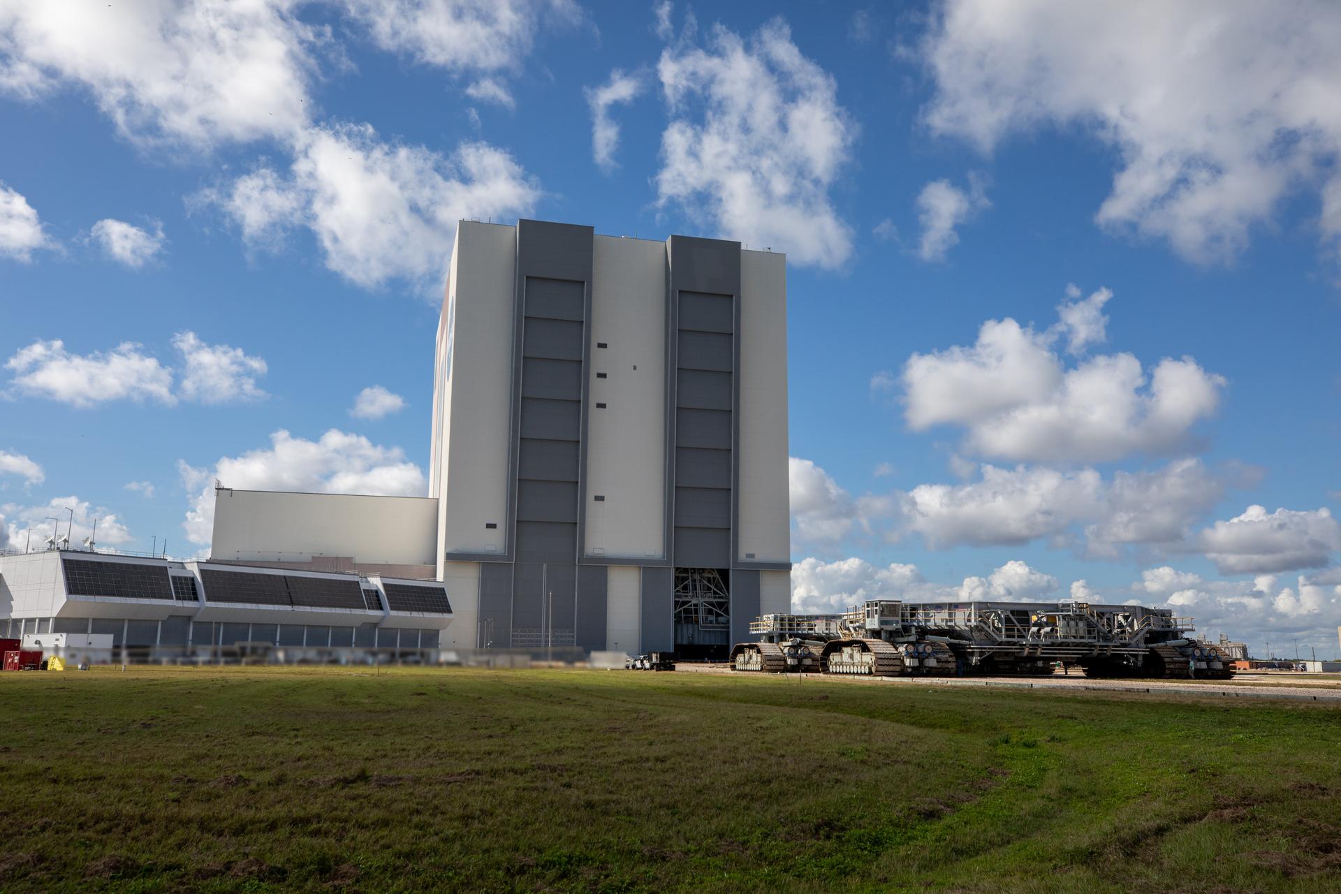 Crawler Preps for Entry into VAB for Artemis II Rollout Ops