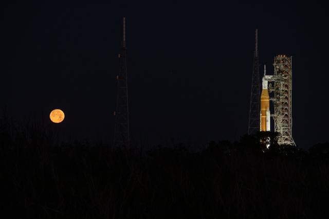 Artemis II at LC 39B