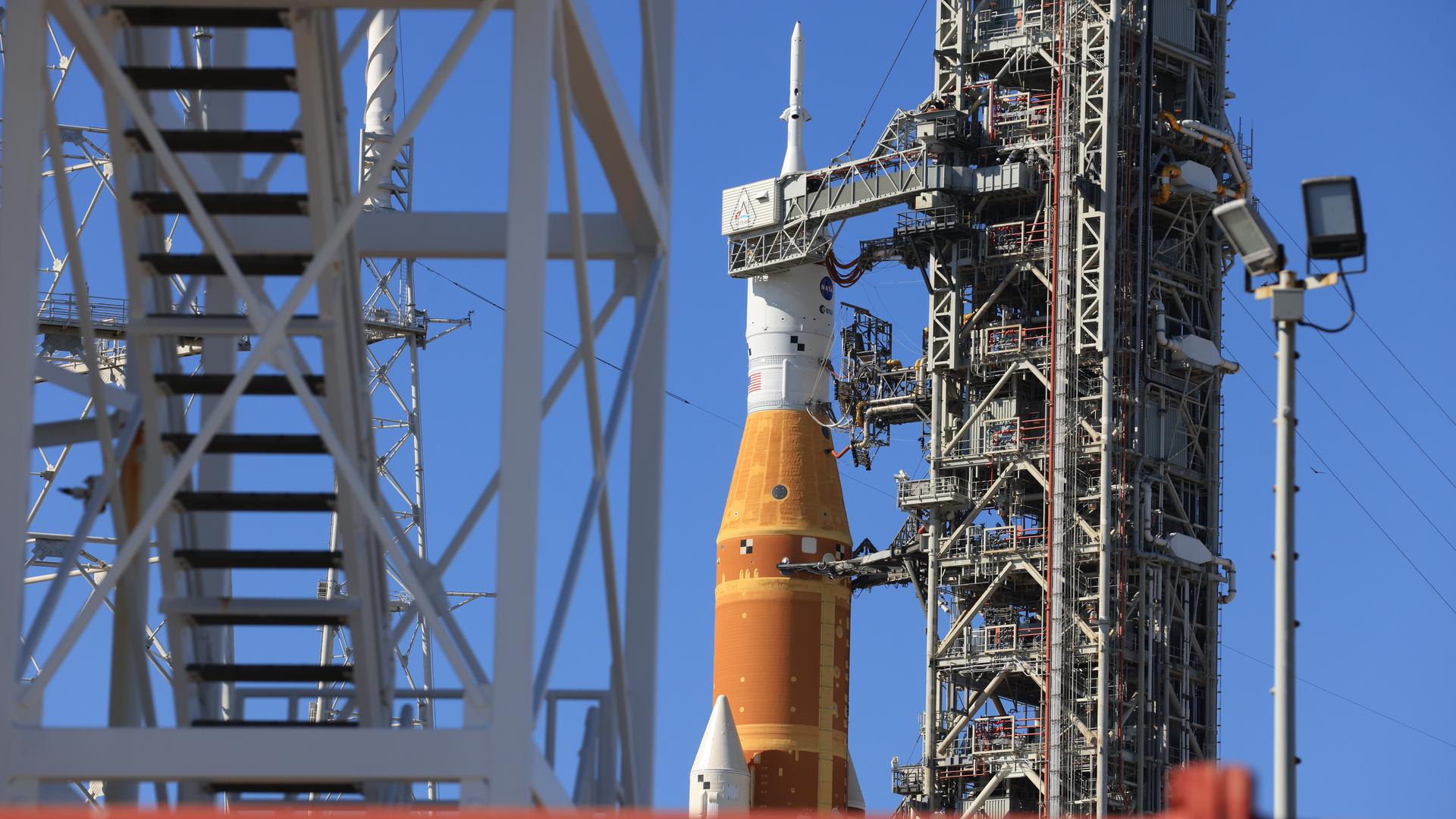 A side view shows one of the twin SLS (Space Launch System) solid rocket boosters, core stage, Orion spacecraft, and launch abort system of NASA’s Artemis II rocket at Launch Complex 39B at NASA’s Kennedy Space Center in Florida on Tuesday, Feb. 10, 2026. The Artemis II test flight will take Commander Reid Wiseman, Pilot Victor Glover, and Mission Specialist Christina Koch from NASA, and Mission Specialist Jeremy Hansen from the CSA (Canadian Space Agency), around the Moon and back to Earth.