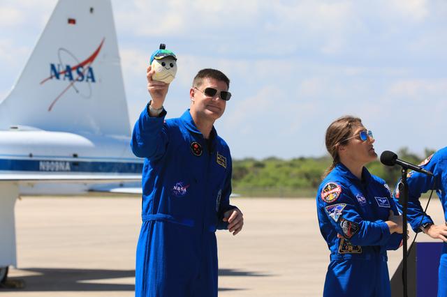 From left to right, CSA (Canadian Space Agency) Jeremy Hansen and NASA astron...