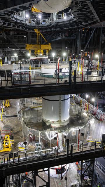 Assembly of the Artemis III SLS rocket RAC