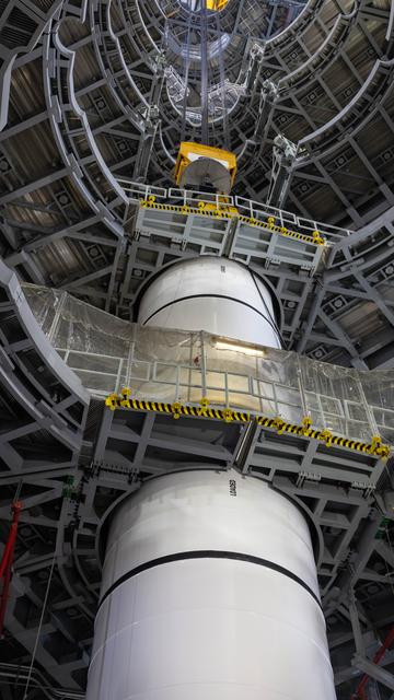 Assembly of the Artemis III SLS rocket RAC
