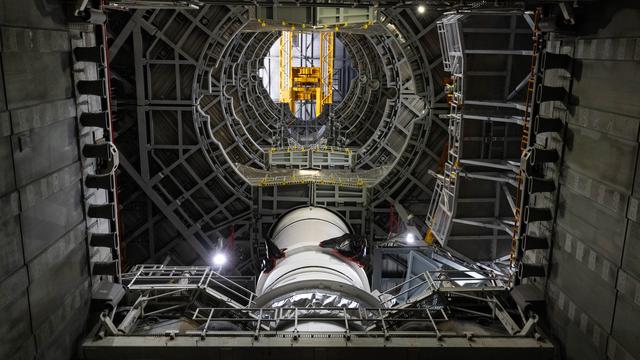 Assembly of the Artemis III SLS rocket RAC