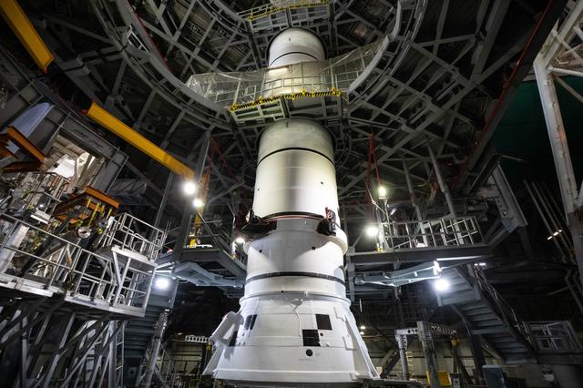 Assembly of the Artemis III SLS rocket RAC