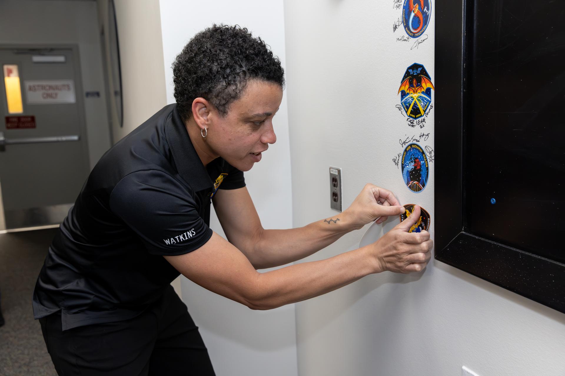 NASA astronaut Jessica Watkins signs her name next to the Crew-13 mission insignia inside the Astronaut Crew Quarters in the Neil A. Armstrong Operations and Checkout Building at NASA’s Kennedy Space Center in Florida on Tuesday, Sept. 29, 2026, ahead of NASA’s SpaceX Crew-13 mission. A SpaceX Dragon spacecraft and Falcon 9 rocket will send NASA astronauts Watkins and Luke Delaney, CSA (Canadian Space Agency) astronaut Joshua Kutryk, and Roscosmos cosmonaut Sergey Teteryatnikov to the International Space Station no earlier than 11:10 a.m. EDT on Thursday, Oct. 1, from Cape Canaveral Space Force Station’s Space Launch Complex 40.