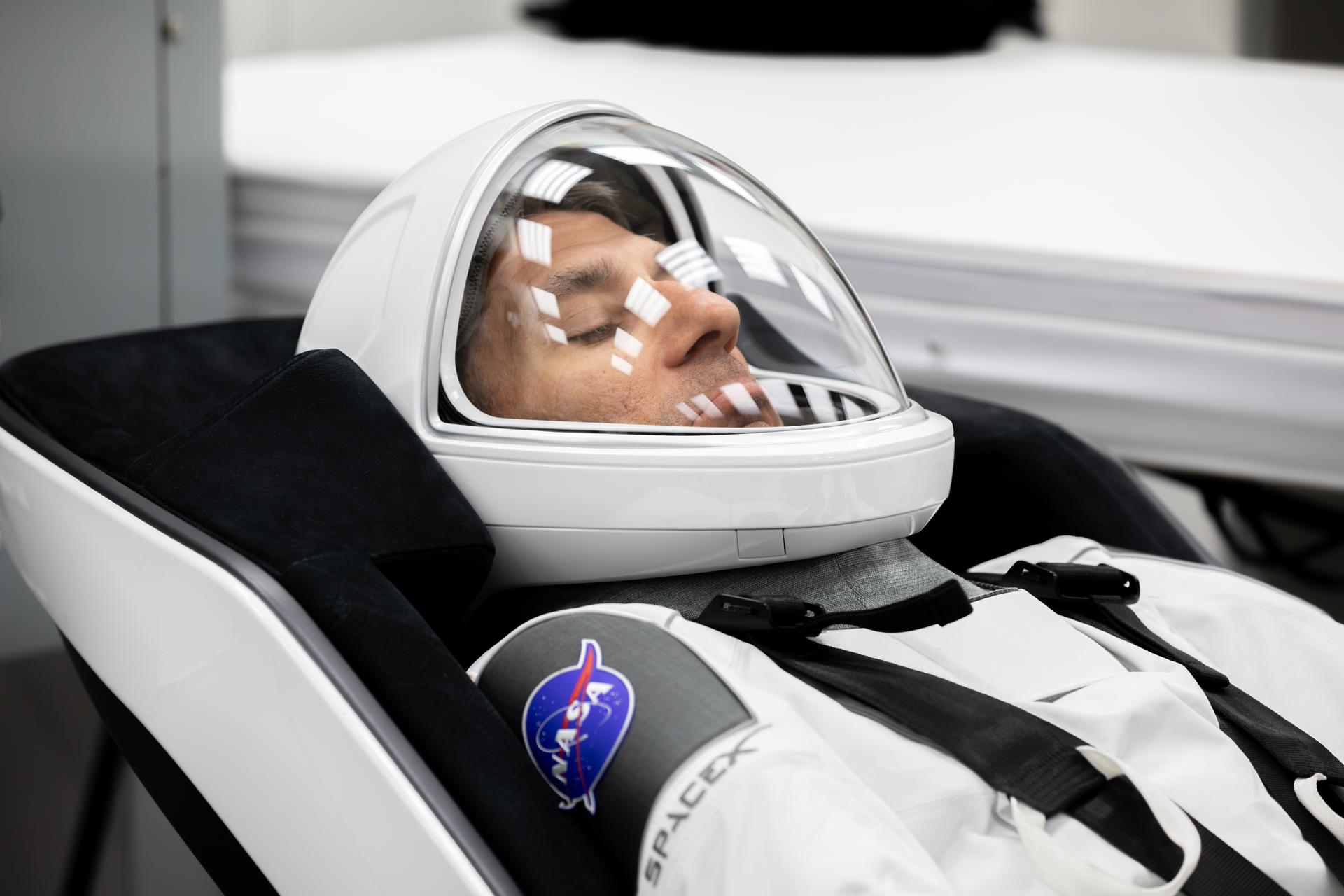 CSA (Canadian Space Agency) astronaut Joshua Kutryk conducts leak checks for his SpaceX spacesuit inside the crew suit-up room in the Neil A. Armstrong Operations and Checkout Building at the agency’s Kennedy Space Center in Florida ahead of launch of NASA’s SpaceX Crew-13 mission to the International Space Station on Thursday, Oct. 1, 2026. Kutryk, NASA astronauts Jessica Watkins and Luke Delaney, and Roscosmos cosmonaut Sergey Teteryatnikov are scheduled to lift off aboard SpaceX’s Dragon spacecraft and Falcon 9 rocket no earlier than 11:10 a.m. EDT, from Space Launch Complex 40 at Cape Canaveral Space Force Station in Florida.