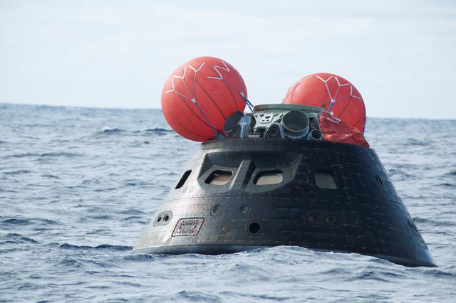 NASA image: Orion Splashdown Recovery
