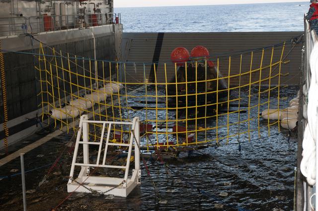 NASA image: Orion Splashdown Recovery