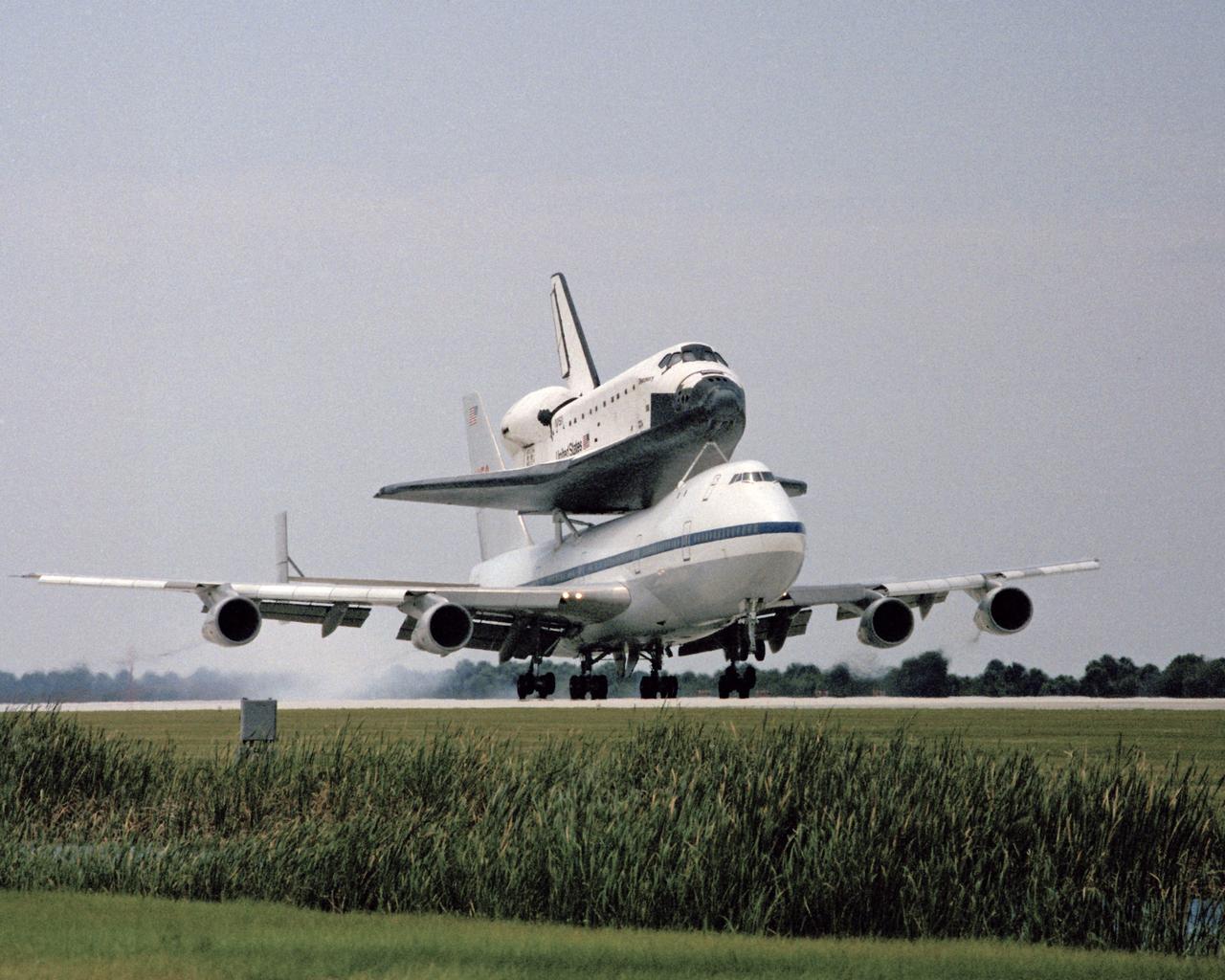 CAPE CANAVERAL, Fla. -- STS-31. Return of the space shuttle Discovery at the SLF. Photo credit: NASA