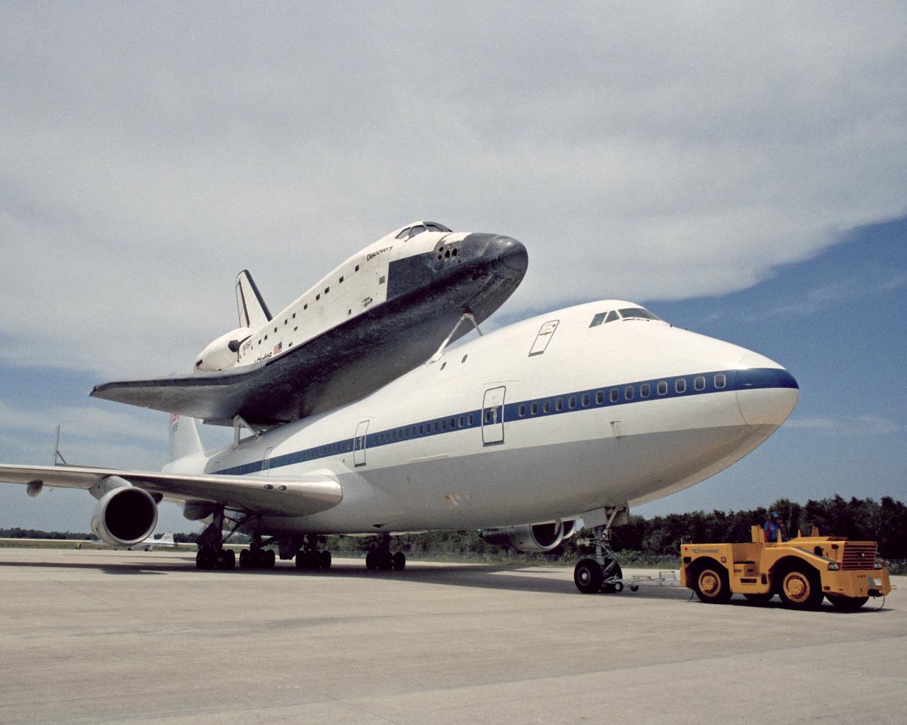CAPE CANAVERAL, Fla. -- STS-31. Return of the space shuttle Discovery at the SLF and towed into the mate/demate device.    Photo credit: NASA