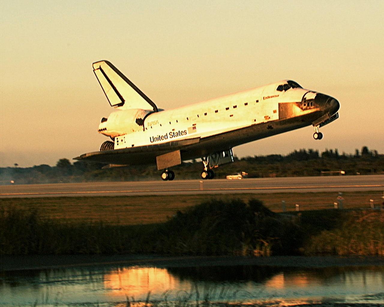 The Space Shuttle orbiter Endeavour touches down on Runway 15 of the KSC Shuttle Landing Facility (SLF) to complete the nearly nine-day STS-89 mission. Main gear touchdown was at 5:35:09 p.m. EST on Jan. 31, 1998. The wheels stopped at 5:36:19 EST, completing a total mission time of eight days, 19 hours, 48 minutes and four seconds. The 89th Space Shuttle mission was the 42nd (and 13th consecutive) landing of the orbiter at KSC, and STS-89 was the eighth of nine planned dockings of the Space Shuttle with the Russian Space Station Mir. STS-89 Mission Specialist Andrew Thomas, Ph.D., succeeded NASA astronaut and Mir 24 crew member David Wolf, M.D., who was on the Russian space station since late September 1997. Dr. Wolf returned to Earth on Endeavour with the remainder of the STS-89 crew, including Commander Terrence Wilcutt; Pilot Joe Edwards Jr.; and Mission Specialists James Reilly, Ph.D.; Michael Anderson; Bonnie Dunbar, Ph.D.; and Salizhan Sharipov with the Russian Space Agency. Dr. Thomas is scheduled to remain on Mir until the STS-91 Shuttle mission returns in June 1998. In addition to the docking and crew exchange, STS-89 included the transfer of science, logistical equipment and supplies between the two orbiting spacecrafts