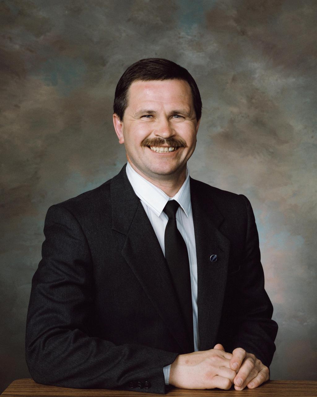 JOHNSON SPACE CENTER, HOUSTON, TEXAS -- (S94-34938)  Official portrait of Cosmonaut Nikolai M.  Budarin, flight engineer representing Rosaviakosmos.