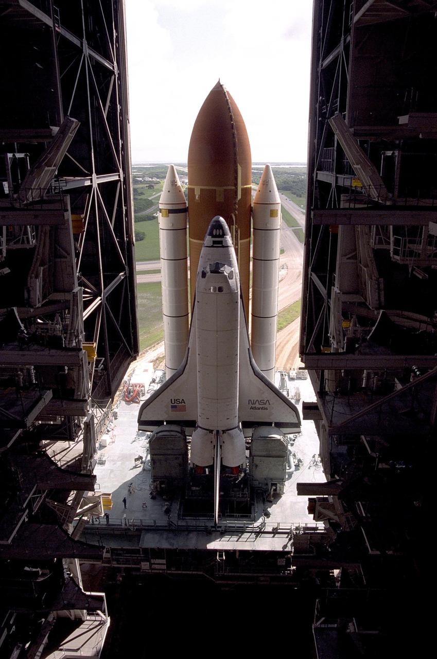 KENNEDY SPACE CENTER, FLA. -- Atlantis rolls out to pad 39A for the second time, following threat from Hurricane Fran