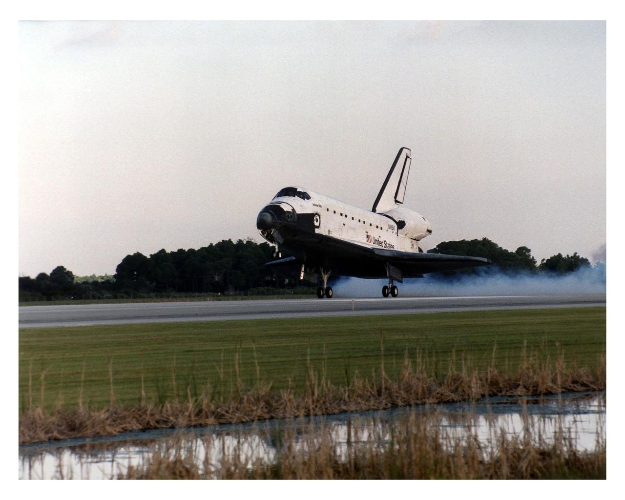 KENNEDY SPACE CENTER, FLA. -- Atlantis returns to KSC's Shuttle Landing Facility from mission STS-79