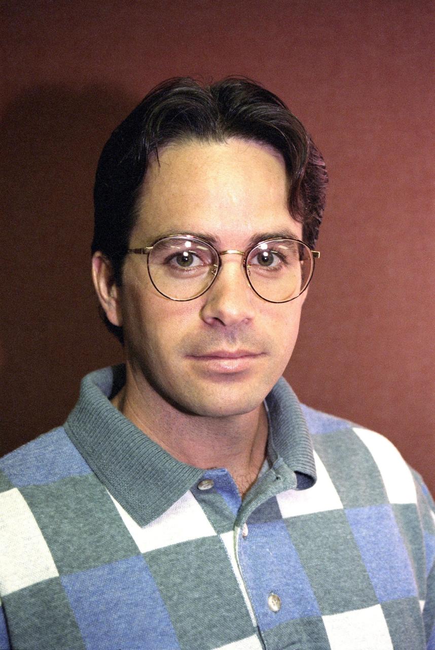 KENNEDY SPACE CENTER, FLA. -- Official portrait of W. Scott Cilelnto, flow director for the Orbiter Discovery (OV-103).