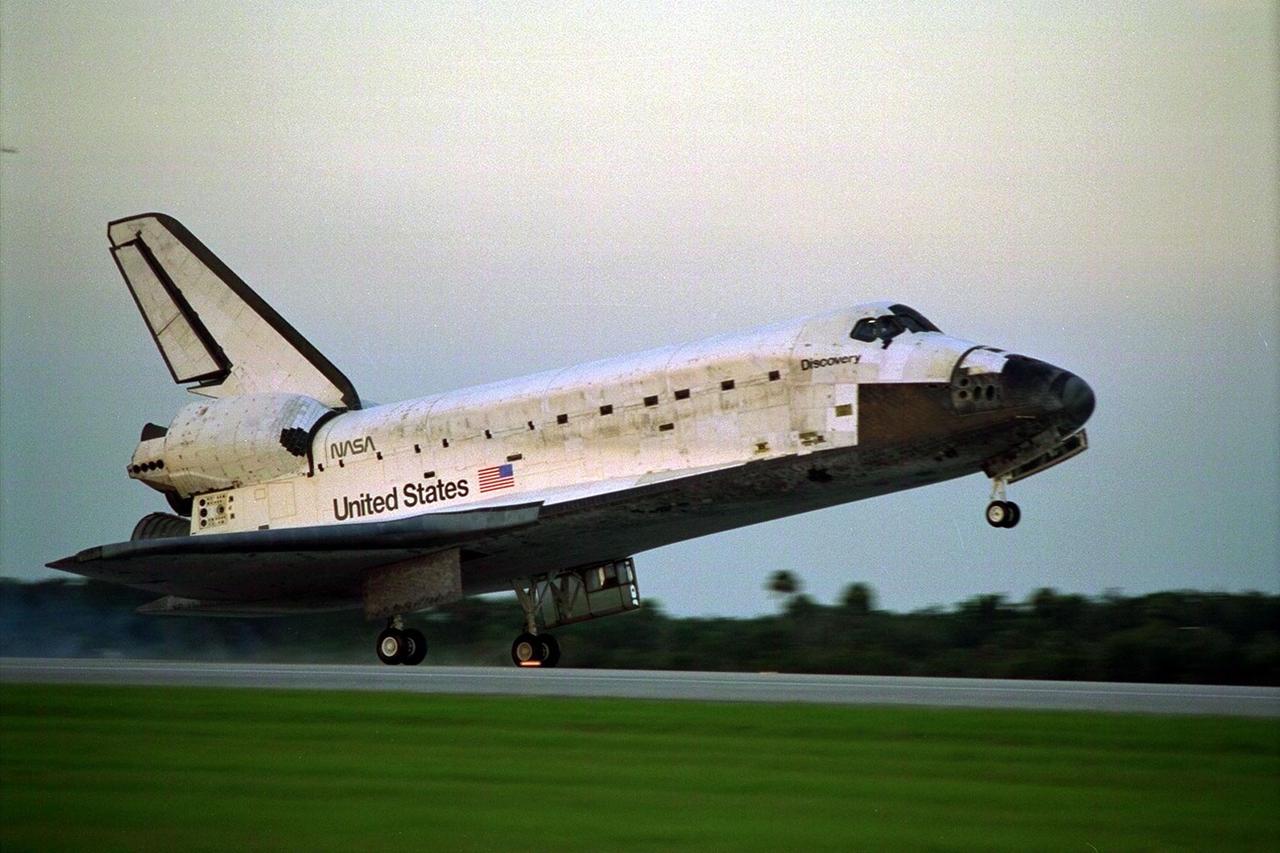 KENNEDY SPACE CENTER, FLA. -- With Commander Curtis L. Brown, Jr. and Pilot Kent V. Rominger at the controls, the Space Shuttle orbiter Discovery touches down on Runway 33 at KSC’s Shuttle Landing Facility at 7:07:59 a.m. EDT Aug. 19 to complete the 11-day, 20-hour and 27-minute-long STS-85 mission. The first landing opportunity on Aug. 18 was waved off due to the potential for ground fog. Also onboard the orbiter are Payload Commander N. Jan Davis, Mission Specialist Robert L. Curbeam, Jr., Mission Specialist Stephen K. Robinson and Payload Specialist Bjarni V. Tryggvason. During the 86th Space Shuttle mission, the crew deployed the Cryogenic Infrared Spectrometers and Telescopes for the Atmosphere-Shuttle Pallet Satellite-2 (CRISTA-SPAS-2) free-flyer to conduct research on the Earth’s middle atmosphere, retrieving it on flight day 9. The crew also conducted investigations with the Manipulator Flight Demonstration (MFD), Technology Applications and Science-1 (TAS-1) and International Extreme Ultraviolet Hitchhiker-2 (IEH-2) experiments. Robinson also made observations of the comet HaleBopp with the Southwest Ultraviolet Imaging System (SWIS) while other members of the crew conducted biological experiments in the orbiter’s crew cabin. This was the 39th landing at KSC in the history of the Space Shuttle program and the 11th touchdown for Discovery at the space center