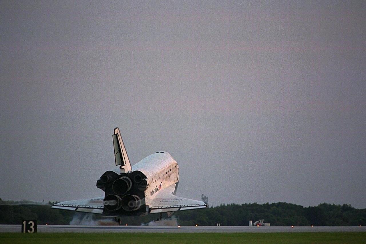 KENNEDY SPACE CENTER, FLA. -- With Commander Curtis L. Brown, Jr. and Pilot Kent V. Rominger at the controls, the Space Shuttle orbiter Discovery touches down on Runway 33 at KSC’s Shuttle Landing Facility at 7:07:59 a.m. EDT Aug. 19 to complete the 11-day, 20-hour and 27-minute-long STS-85 mission. The first landing opportunity on Aug. 18 was waved off due to the potential for ground fog. Also onboard the orbiter are Payload Commander N. Jan Davis, Mission Specialist Robert L. Curbeam, Jr., Mission Specialist Stephen K. Robinson and Payload Specialist Bjarni V. Tryggvason. During the 86th Space Shuttle mission, the crew deployed the Cryogenic Infrared Spectrometers and Telescopes for the Atmosphere-Shuttle Pallet Satellite-2 (CRISTA-SPAS-2) free-flyer to conduct research on the Earth’s middle atmosphere, retrieving it on flight day 9. The crew also conducted investigations with the Manipulator Flight Demonstration (MFD), Technology Applications and Science-1 (TAS-1) and International Extreme Ultraviolet Hitchhiker-2 (IEH-2) experiments. Robinson also made observations of the comet HaleBopp with the Southwest Ultraviolet Imaging System (SWIS) while other members of the crew conducted biological experiments in the orbiter’s crew cabin. This was the 39th landing at KSC in the history of the Space Shuttle program and the 11th touchdown for Discovery at the space center