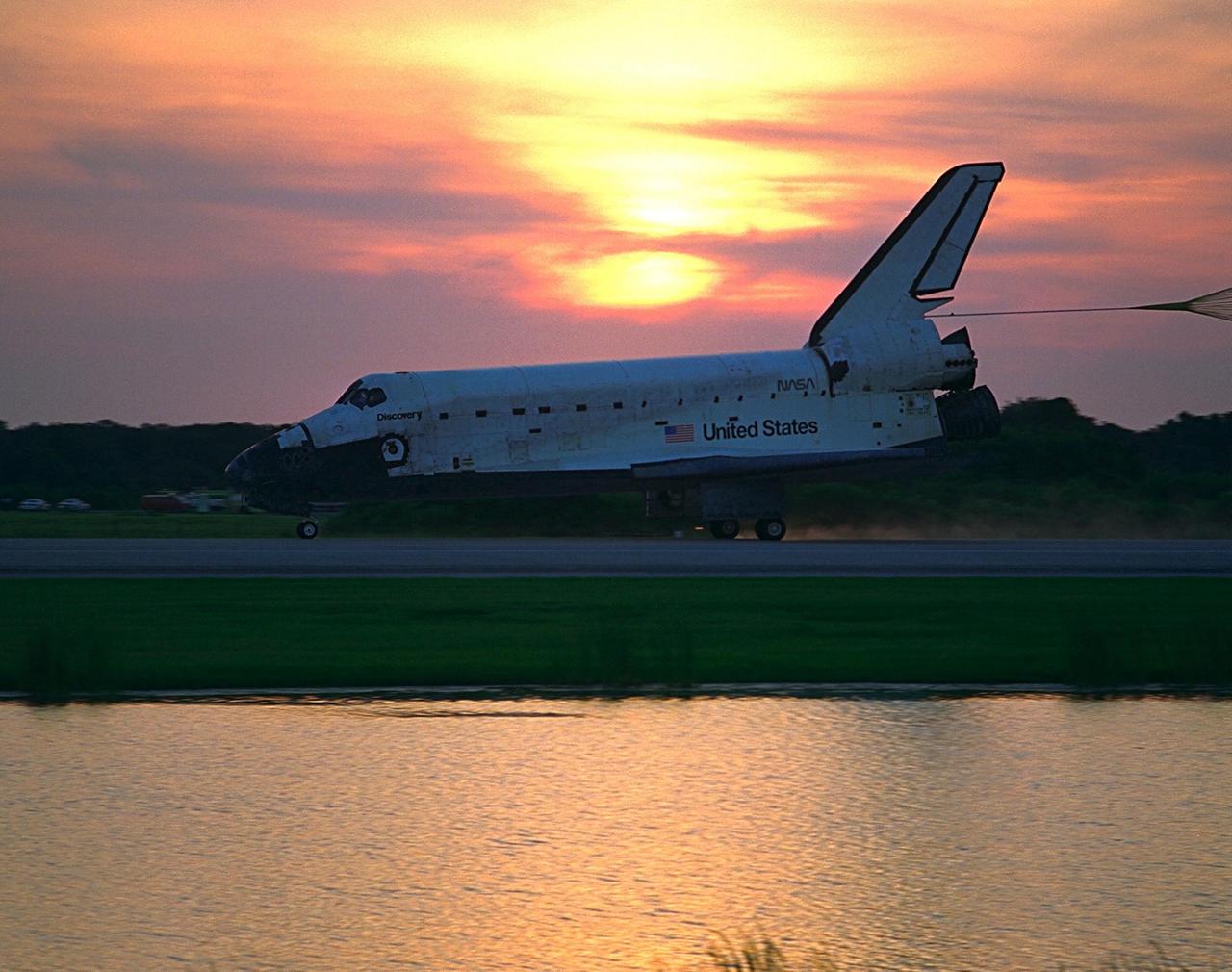 KENNEDY SPACE CENTER, FLA. -- With Commander Curtis L. Brown, Jr. and Pilot Kent V. Rominger at the controls, the Space Shuttle orbiter Discovery touches down on Runway 33 at KSC’s Shuttle Landing Facility at 7:07:59 a.m. EDT Aug. 19 to complete the 11-day, 20-hour and 27-minute-long STS-85 mission. The first landing opportunity on Aug. 18 was waved off due to the potential for ground fog. Also onboard the orbiter are Payload Commander N. Jan Davis, Mission Specialist Robert L. Curbeam, Jr., Mission Specialist Stephen K. Robinson and Payload Specialist Bjarni V. Tryggvason. During the 86th Space Shuttle mission, the crew deployed the Cryogenic Infrared Spectrometers and Telescopes for the Atmosphere-Shuttle Pallet Satellite-2 (CRISTA-SPAS-2) free-flyer to conduct research on the Earth’s middle atmosphere, retrieving it on flight day 9. The crew also conducted investigations with the Manipulator Flight Demonstration (MFD), Technology Applications and Science-1 (TAS-1) and International Extreme Ultraviolet Hitchhiker-2 (IEH-2) experiments. Robinson also made observations of the comet HaleBopp with the Southwest Ultraviolet Imaging System (SWIS) while other members of the crew conducted biological experiments in the orbiter’s crew cabin. This was the 39th landing at KSC in the history of the Space Shuttle program and the 11th touchdown for Discovery at the space center