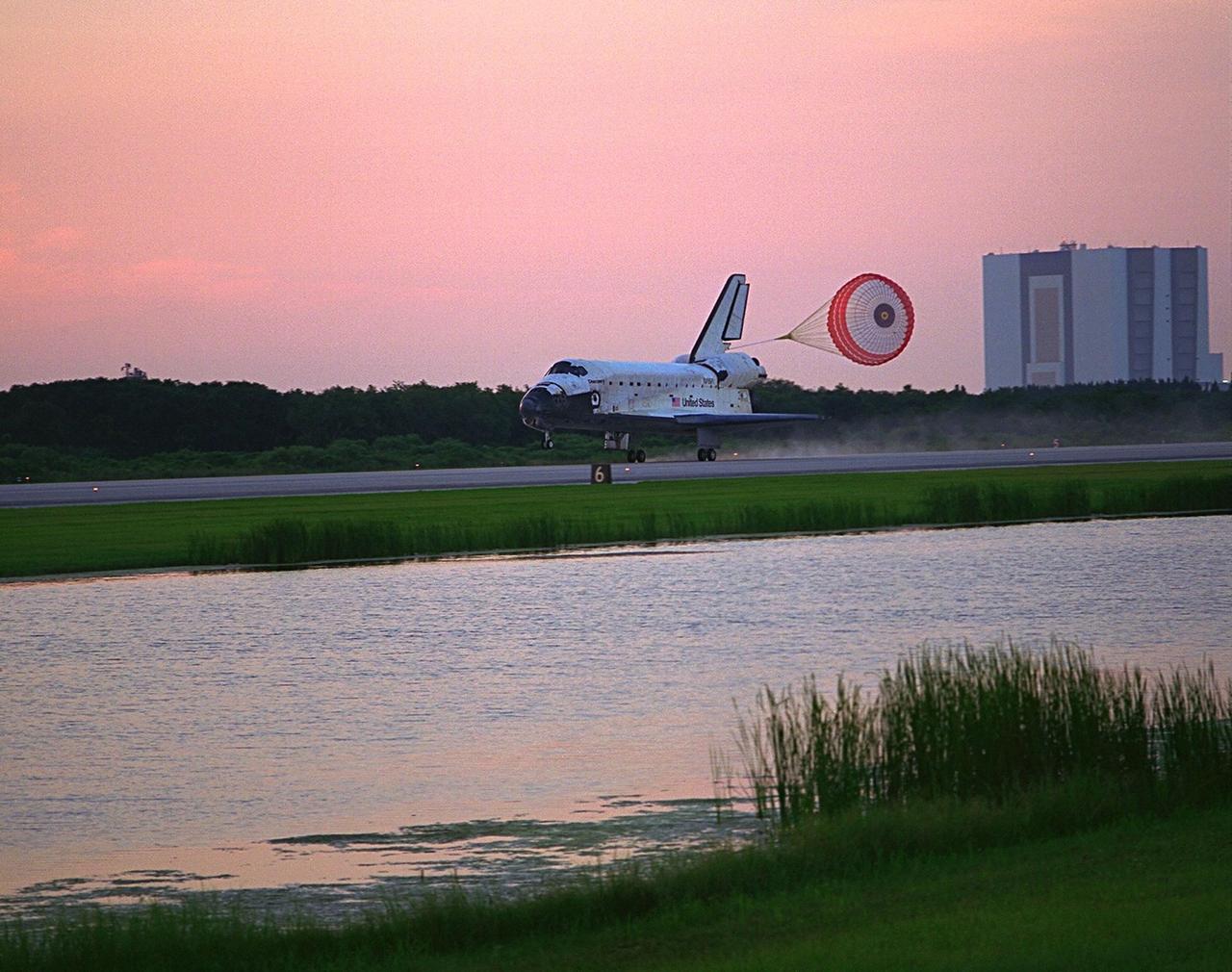 KENNEDY SPACE CENTER, FLA. -- With Commander Curtis L. Brown, Jr. and Pilot Kent V. Rominger at the controls and the Vehicle Assembly Building (VAB) in the background, the Space Shuttle orbiter Discovery touches down on Runway 33 at KSC’s Shuttle Landing Facility at 7:07:59 a.m. EDT Aug. 19 to complete the 11-day, 20-hour and 27-minute-long STS-85 mission. The first landing opportunity on Aug. 18 was waved off due to the potential for ground fog. Also onboard the orbiter are Payload Commander N. Jan Davis, Mission Specialist Robert L. Curbeam, Jr., Mission Specialist Stephen K. Robinson and Payload Specialist Bjarni V. Tryggvason. During the 86th Space Shuttle mission, the crew deployed the Cryogenic Infrared Spectrometers and Telescopes for the Atmosphere-Shuttle Pallet Satellite-2 (CRISTA-SPAS-2) free-flyer to conduct research on the Earth’s middle atmosphere, retrieving it on flight day 9. The crew also conducted investigations with the Manipulator Flight Demonstration (MFD), Technology Applications and Science-1 (TAS-1) and International Extreme Ultraviolet Hitchhiker-2 (IEH-2) experiments. Robinson also made observations of the comet HaleBopp with the Southwest Ultraviolet Imaging System (SWIS) while other members of the crew conducted biological experiments in the orbiter’s crew cabin. This was the 39th landing at KSC in the history of the Space Shuttle program and the 11th touchdown for Discovery at the space center
