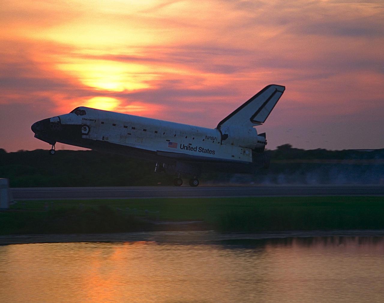 KENNEDY SPACE CENTER, FLA. -- With Commander Curtis L. Brown, Jr. and Pilot Kent V. Rominger at the controls, the Space Shuttle orbiter Discovery touches down on Runway 33 at KSC’s Shuttle Landing Facility at 7:07:59 a.m. EDT Aug. 19 to complete the 11-day, 20-hour and 27-minute-long STS-85 mission. The first landing opportunity on Aug. 18 was waved off due to the potential for ground fog. Also onboard the orbiter are Payload Commander N. Jan Davis, Mission Specialist Robert L. Curbeam, Jr., Mission Specialist Stephen K. Robinson and Payload Specialist Bjarni V. Tryggvason. During the 86th Space Shuttle mission, the crew deployed the Cryogenic Infrared Spectrometers and Telescopes for the Atmosphere-Shuttle Pallet Satellite-2 (CRISTA-SPAS-2) free-flyer to conduct research on the Earth’s middle atmosphere, retrieving it on flight day 9. The crew also conducted investigations with the Manipulator Flight Demonstration (MFD), Technology Applications and Science-1 (TAS-1) and International Extreme Ultraviolet Hitchhiker-2 (IEH-2) experiments. Robinson also made observations of the comet HaleBopp with the Southwest Ultraviolet Imaging System (SWIS) while other members of the crew conducted biological experiments in the orbiter’s crew cabin. This was the 39th landing at KSC in the history of the Space Shuttle program and the 11th touchdown for Discovery at the space center