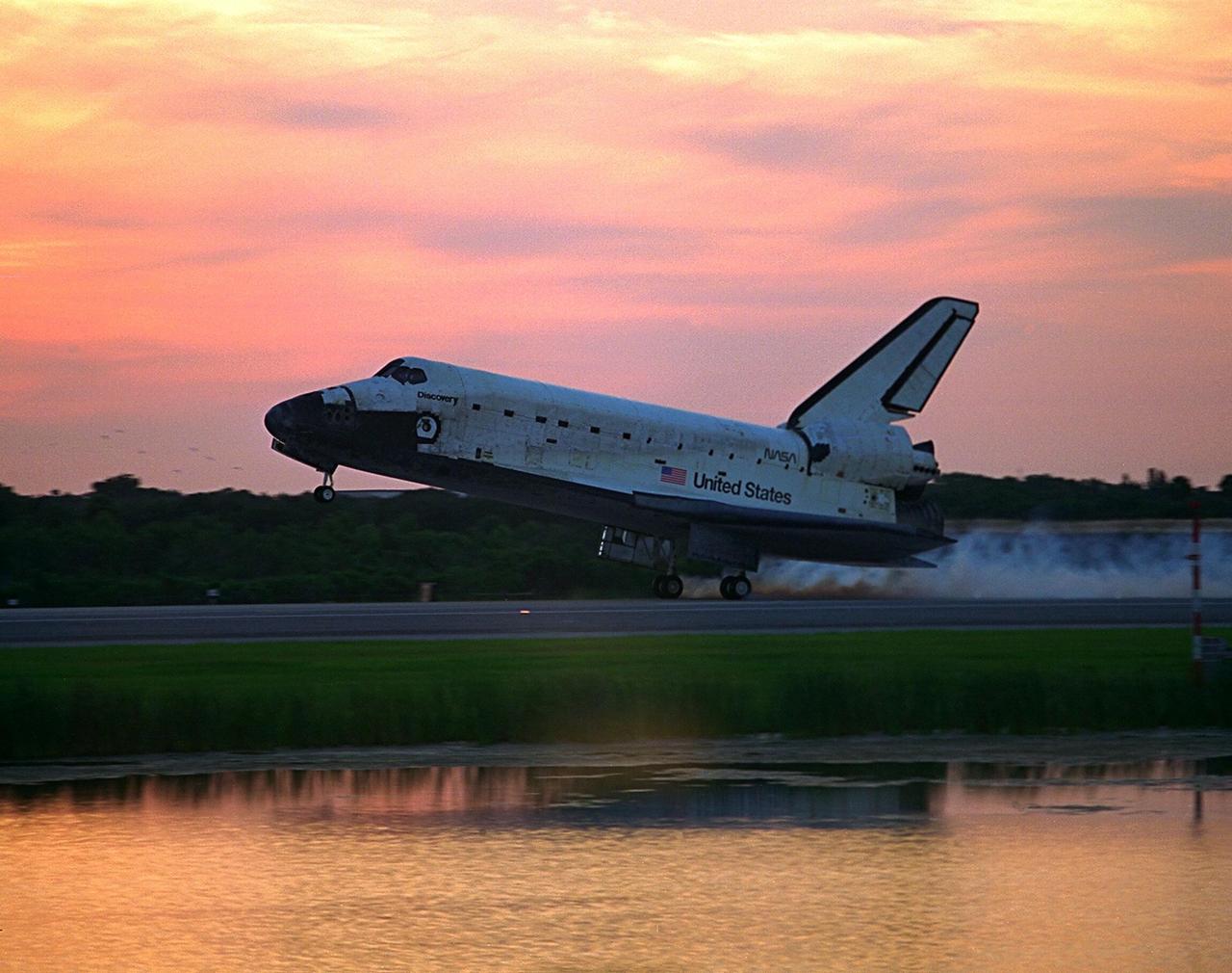 KENNEDY SPACE CENTER, FLA. -- With Commander Curtis L. Brown, Jr. and Pilot Kent V. Rominger at the controls, the Space Shuttle orbiter Discovery touches down on Runway 33 at KSC’s Shuttle Landing Facility at 7:07:59 a.m. EDT Aug. 19 to complete the 11-day, 20-hour and 27-minute-long STS-85 mission. The first landing opportunity on Aug. 18 was waved off due to the potential for ground fog. Also onboard the orbiter are Payload Commander N. Jan Davis, Mission Specialist Robert L. Curbeam, Jr., Mission Specialist Stephen K. Robinson and Payload Specialist Bjarni V. Tryggvason. During the 86th Space Shuttle mission, the crew deployed the Cryogenic Infrared Spectrometers and Telescopes for the Atmosphere-Shuttle Pallet Satellite-2 (CRISTA-SPAS-2) free-flyer to conduct research on the Earth’s middle atmosphere, retrieving it on flight day 9. The crew also conducted investigations with the Manipulator Flight Demonstration (MFD), Technology Applications and Science-1 (TAS-1) and International Extreme Ultraviolet Hitchhiker-2 (IEH-2) experiments. Robinson also made observations of the comet HaleBopp with the Southwest Ultraviolet Imaging System (SWIS) while other members of the crew conducted biological experiments in the orbiter’s crew cabin. This was the 39th landing at KSC in the history of the Space Shuttle program and the 11th touchdown for Discovery at the space center
