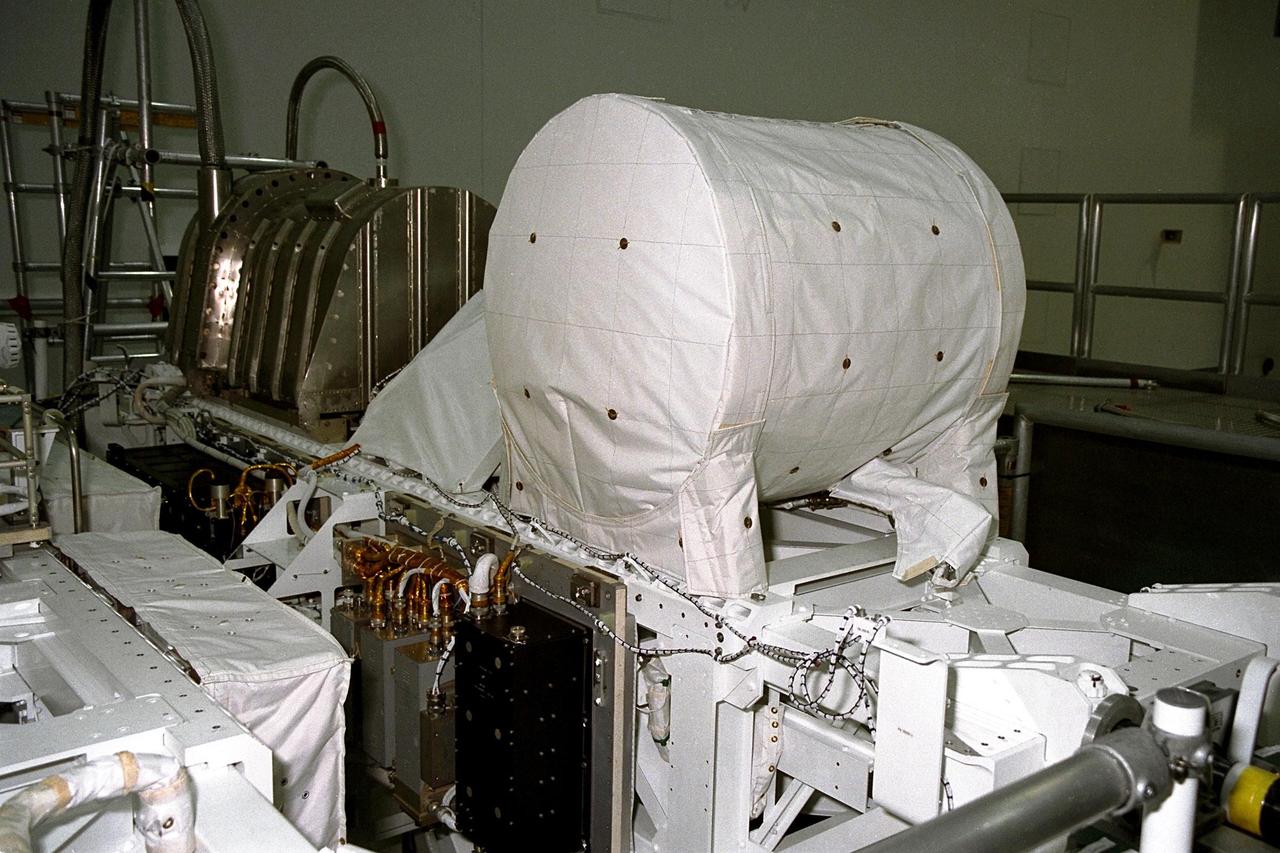 United States Microgravity Payload-4 (USMP-4) experiments are prepared to be flown on Space Shuttle mission STS-87 in the Space Station Processing Facility at Kennedy Space Center (KSC). Seen in the foreground at right is the Isothermal Dendritic Growth Experiment (IDGE), which will be used to study the dendritic solidification of molten materials in the microgravity environment. The metallic breadbox-like structure behind the IDGE is the Confined Helium Experiment (CHeX) that will study one of the basic influences on the behavior and properties of materials by using liquid helium confined between solid surface, and microgravity. These experiments are scheduled for launch aboard STS-87 on Nov. 19 from KSC
