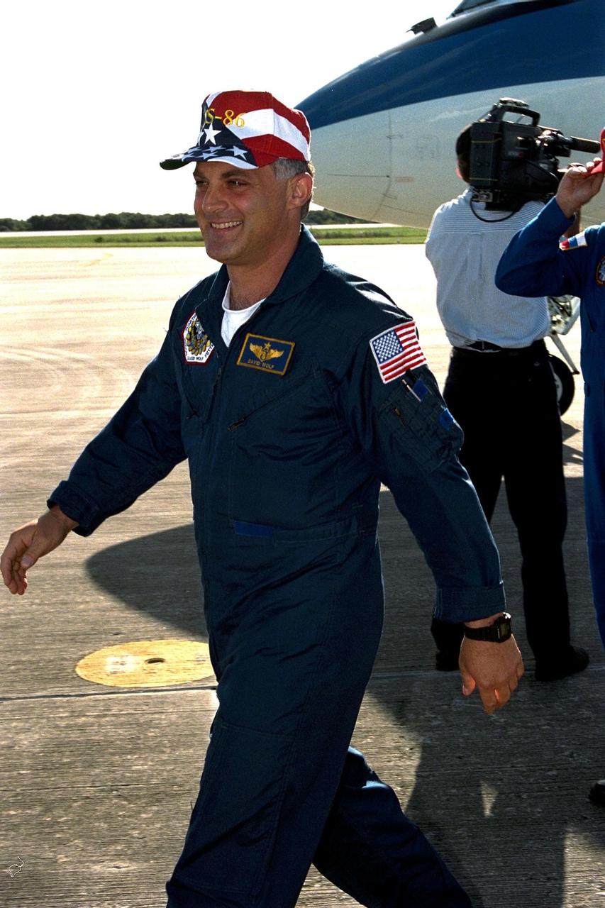STS-86 Mission Specialist David A. Wolf, the next U.S. astronaut slated to live and work on the Russian Space Station Mir, is all smiles after his arrival at KSC’s Shuttle Landing Facility on Monday. Wolf is making his second spaceflight on STS-86, scheduled to be the seventh docking of the Shuttle with the Mir. After the docking, Wolf will transfer to the Mir for an approximate four-month stay. He replaces U.S. astronaut C. Michael Foale, who arrived at Mir in May and will return to Earth with the remainder of the STS-86 crew