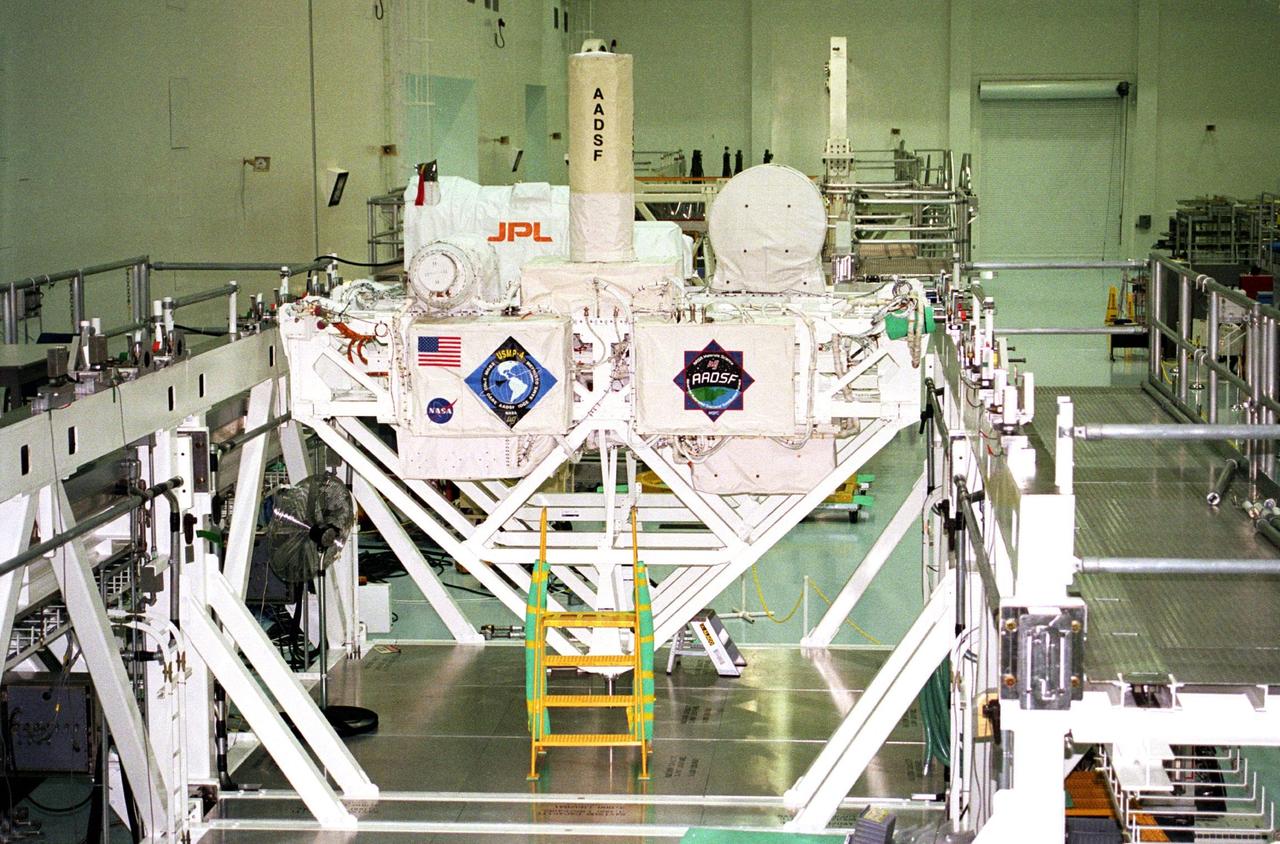 In preparation for Space Shuttle Mission STS-87, the United States Microgravity Payload-4 undergoes final processing in the Space Station Processing Facility before its move to Launch Complex 39B. STS-87 will be the fourth flight of the United States Microgravity Payload and the Spartan-201 deployable satellite