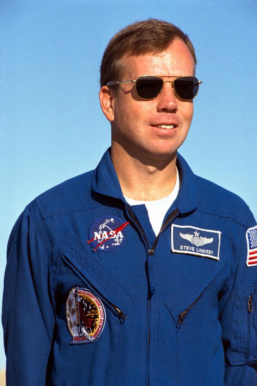 Steven Lindsey, the pilot of the STS-87 crew, participates in a news briefing at Launch Pad 39B during the Terminal Countdown Demonstration Test (TCDT) at Kennedy Space Center (KSC). A major in the U.S. Air Force, Lindsey became an astronaut in May 1996. This is his first flight on the Space Shuttle, but he previously has logged more than 2,700 hours of flying time in 49 different types of aircraft. The TCDT is held at KSC prior to each Space Shuttle flight providing the crew of each mission opportunities to participate in simulated countdown activities. The TCDT ends with a mock launch countdown culminating in a simulated main engine cut-off. The crew also spends time undergoing emergency egress training exercises at the pad and has an opportunity to view and inspect the payloads in the orbiter's payload bay. STS-87 is scheduled for launch Nov. 19 aboard the Space Shuttle Columbia from pad 39B at KSC
