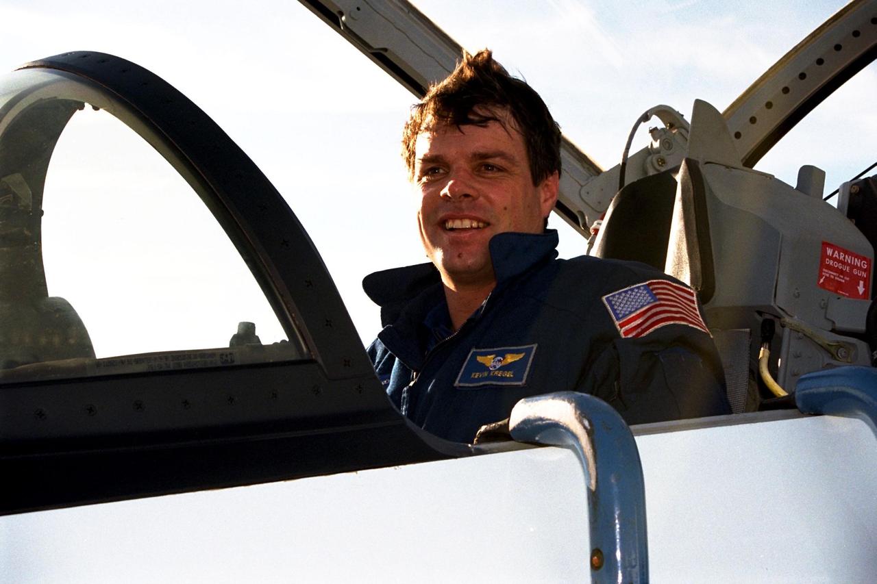 STS-87 Commander Kevin Kregel arrives at Kennedy Space Center's Shuttle Landing Facility aboard a T-38 jet for the final prelaunch activities leading up to the scheduled Nov. 19 liftoff. The other STS-87 crew members are Pilot Steven Lindsey; Mission Specialists Kalpana Chawla, Ph.D.; Takao Doi, Ph.D., of the National Space Development Agency of Japan; and Winston Scott; and Payload Specialist Leonid Kadenyuk of the National Space Agency of Ukraine. STS-87 will be the fourth flight of the United States Microgravity Payload and the Spartan-201 deployable satellite