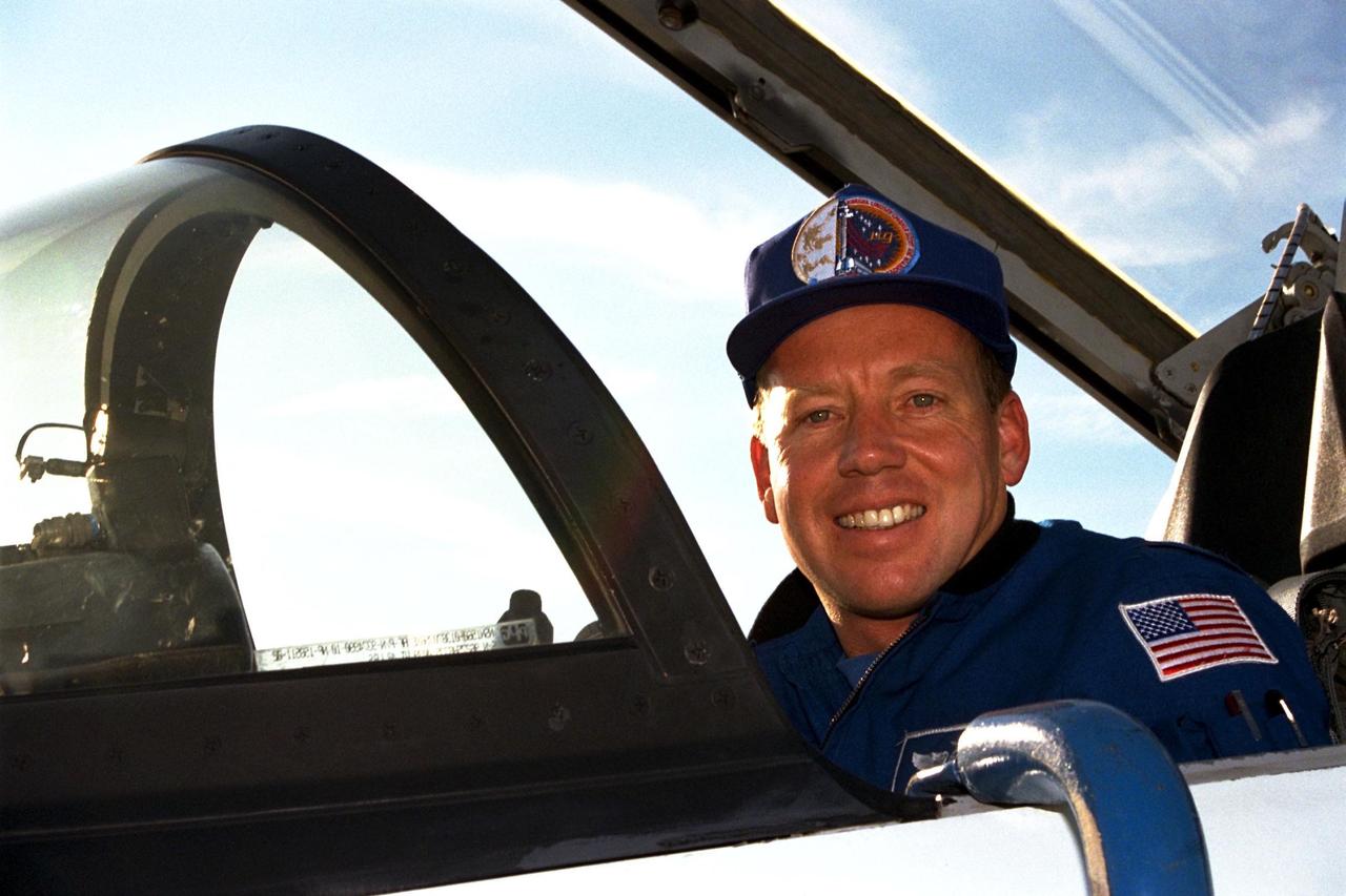 STS-87 Pilot Steven Lindsey arrives at Kennedy Space Center's Shuttle Landing Facility aboard a T-38 jet for the final prelaunch activities leading up to the scheduled Nov. 19 liftoff. The other STS-87 crew members are Commander Kevin Kregel; Mission Specialists Kalpana Chawla, Ph.D.; Takao Doi, Ph.D., of the National Space Development Agency of Japan; and Winston Scott; and Payload Specialist Leonid Kadenyuk of the National Space Agency of Ukraine. STS-87 will be the fourth flight of the United States Microgravity Payload and the Spartan-201 deployable satellite