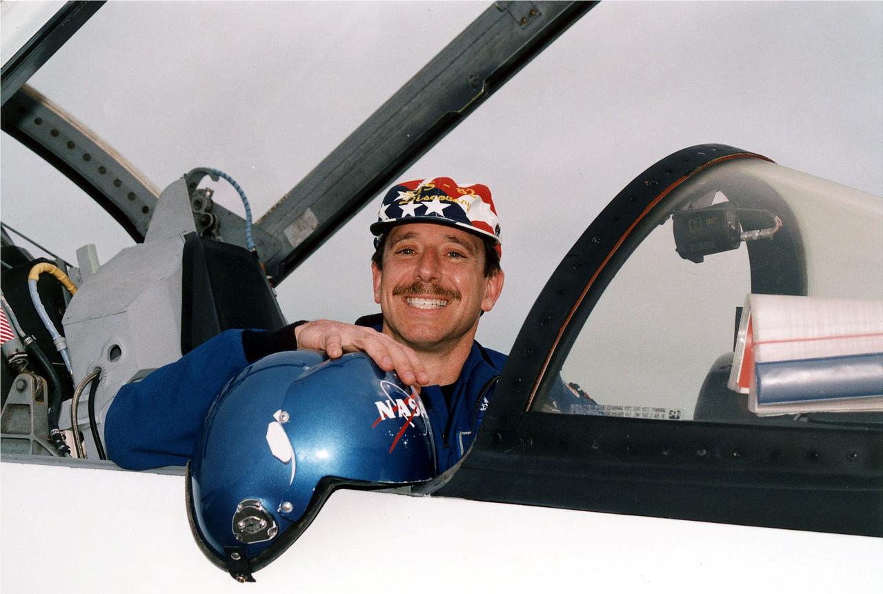 KENNEDY SPACE CENTER, FLA. - STS-82 Pilot Scott J. "Doc" Horowitz flashes a wide grin for photographers after landing his T-38 jet at KSC's Shuttle Landing Facility. Horowitz and the other six members of the STS-82 crew came from their home base at Johnson Space Center in Houston, Texas, to spend the last few days before launch at KSC. STS-82 is scheduled for liftoff on Feb. 11 during a 65-minute launch window that opens at 3:56 a.m. EST. The 10-day flight aboard the Space Shuttle Discovery will be the second Hubble Space Telescope (HST) servicing mission.