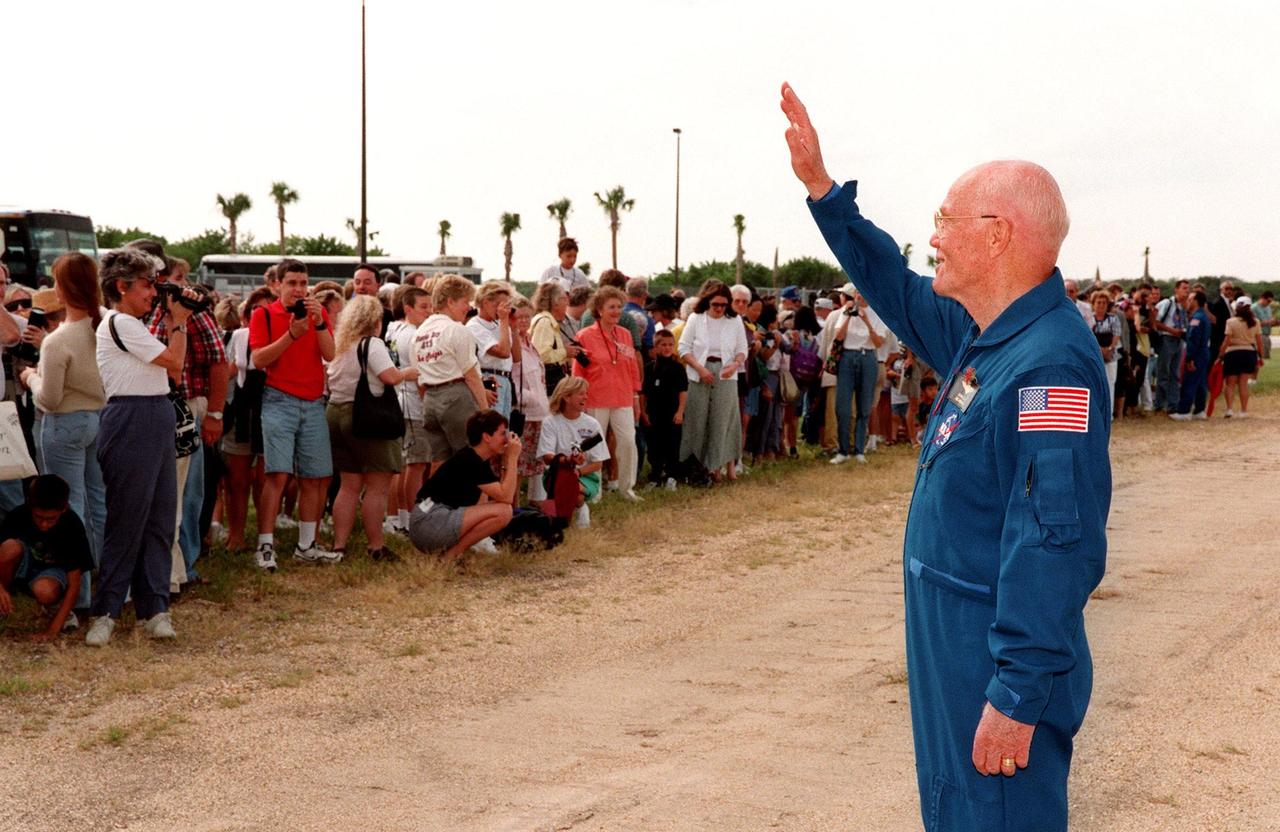 STS-95 Payload Specialist John H. Glenn Jr., senator from Ohio, waves at well-wishers from Launch Pad 39B. The STS-95 crew were making final preparations for launch, targeted for liftoff at 2 p.m. on Oct. 29. Other crew members not shown are Mission Commander Curtis L. Brown Jr., Pilot Steven W. Lindsey, Mission Specialists Scott E. Parazynski, Stephen K. Robinsion, and Pedro Duque of Spain, with the European Space Agency (ESA), and Payload Specialist Chiaki Mukai, with the National Space Development Agency of Japan (NASDA). The STS-95 mission is expected to last 8 days, 21 hours and 49 minutes, returning to KSC at 11:49 a.m. EST on Nov. 7
