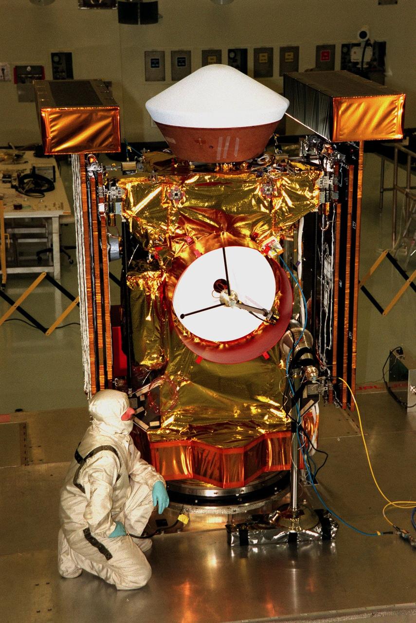 In the Payload Hazardous Servicing Facility, Randy Scott, with Lockheed Martin Astronautics, looks over the <a href="http://www-pao.ksc.nasa.gov/kscpao/captions/subjects/stardust.htm">Stardust</a> spacecraft after closeout. Stardust will use a unique medium called aerogel to capture comet particles flying off the nucleus of comet Wild 2 in January 2004, plus collect interstellar dust for later analysis. The collected samples will return to Earth in the SRC to be jettisoned as it swings by Earth in January 2006. Stardust is scheduled to be launched aboard a Boeing Delta 7426 rocket from Complex 17, Cape Canaveral Air Station, on Feb. 6, 1999