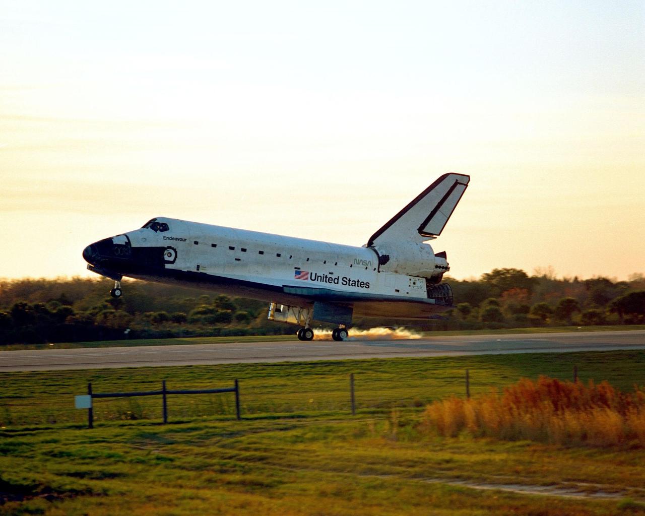 KENNEDY SPACE CENTER, Fla. -- The Space Shuttle orbiter Endeavour touches down on Runway 15 of the KSC Shuttle Landing Facility (SLF) to complete the nearly nine-day STS-89 mission. Main gear touchdown was at 5:35:09 p.m. EST on Jan. 31, 1998. The wheels stopped at 5:36:19 EST, completing a total mission time of eight days, 19 hours, 48 minutes and four seconds. The 89th Space Shuttle mission was the 42nd (and 13th consecutive) landing of the orbiter at KSC, and STS-89 was the eighth of nine planned dockings of the Space Shuttle with the Russian Space Station Mir. STS-89 Mission Specialist Andrew Thomas, Ph.D., succeeded NASA astronaut and Mir 24 crew member David Wolf, M.D., who was on the Russian space station since late September 1997. Dr. Wolf returned to Earth on Endeavour with the remainder of the STS-89 crew, including Commander Terrence Wilcutt; Pilot Joe Edwards Jr.; and Mission Specialists James Reilly, Ph.D.; Michael Anderson; Bonnie Dunbar, Ph.D.; and Salizhan Sharipov with the Russian Space Agency. Dr. Thomas is scheduled to remain on Mir until the STS-91 Shuttle mission returns in June 1998. In addition to the docking and crew exchange, STS-89 included the transfer of science, logistical equipment and supplies between the two orbiting spacecrafts