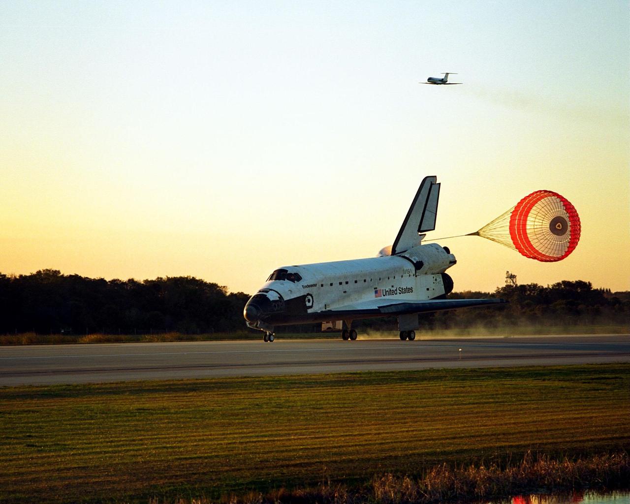 KENNEDY SPACE CENTER, Fla. -- The Space Shuttle orbiter Endeavour touches down on Runway 15 of the KSC Shuttle Landing Facility (SLF) to complete the nearly nine-day STS-89 mission. Main gear touchdown was at 5:35:09 p.m. EST on Jan. 31, 1998. The wheels stopped at 5:36:19 EST, completing a total mission time of eight days, 19 hours, 48 minutes and four seconds. The 89th Space Shuttle mission was the 42nd (and 13th consecutive) landing of the orbiter at KSC, and STS-89 was the eighth of nine planned dockings of the Space Shuttle with the Russian Space Station Mir. STS-89 Mission Specialist Andrew Thomas, Ph.D., succeeded NASA astronaut and Mir 24 crew member David Wolf, M.D., who was on the Russian space station since late September 1997. Dr. Wolf returned to Earth on Endeavour with the remainder of the STS-89 crew, including Commander Terrence Wilcutt; Pilot Joe Edwards Jr.; and Mission Specialists James Reilly, Ph.D.; Michael Anderson; Bonnie Dunbar, Ph.D.; and Salizhan Sharipov with the Russian Space Agency. Dr. Thomas is scheduled to remain on Mir until the STS-91 Shuttle mission returns in June 1998. In addition to the docking and crew exchange, STS-89 included the transfer of science, logistical equipment and supplies between the two orbiting spacecrafts