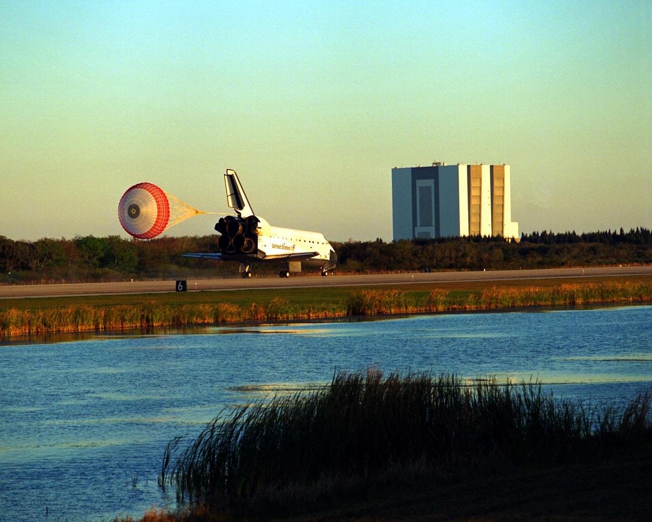 KENNEDY SPACE CENTER, Fla. -- The Space Shuttle orbiter Endeavour touches down on Runway 15 of the KSC Shuttle Landing Facility (SLF) to complete the nearly nine-day STS-89 mission. Main gear touchdown was at 5:35:09 p.m. EST on Jan. 31, 1998. The wheels stopped at 5:36:19 EST, completing a total mission time of eight days, 19 hours, 48 minutes and four seconds. The 89th Space Shuttle mission was the 42nd (and 13th consecutive) landing of the orbiter at KSC, and STS-89 was the eighth of nine planned dockings of the Space Shuttle with the Russian Space Station Mir. STS-89 Mission Specialist Andrew Thomas, Ph.D., succeeded NASA astronaut and Mir 24 crew member David Wolf, M.D., who was on the Russian space station since late September 1997. Dr. Wolf returned to Earth on Endeavour with the remainder of the STS-89 crew, including Commander Terrence Wilcutt; Pilot Joe Edwards Jr.; and Mission Specialists James Reilly, Ph.D.; Michael Anderson; Bonnie Dunbar, Ph.D.; and Salizhan Sharipov with the Russian Space Agency. Dr. Thomas is scheduled to remain on Mir until the STS-91 Shuttle mission returns in June 1998. In addition to the docking and crew exchange, STS-89 included the transfer of science, logistical equipment and supplies between the two orbiting spacecrafts