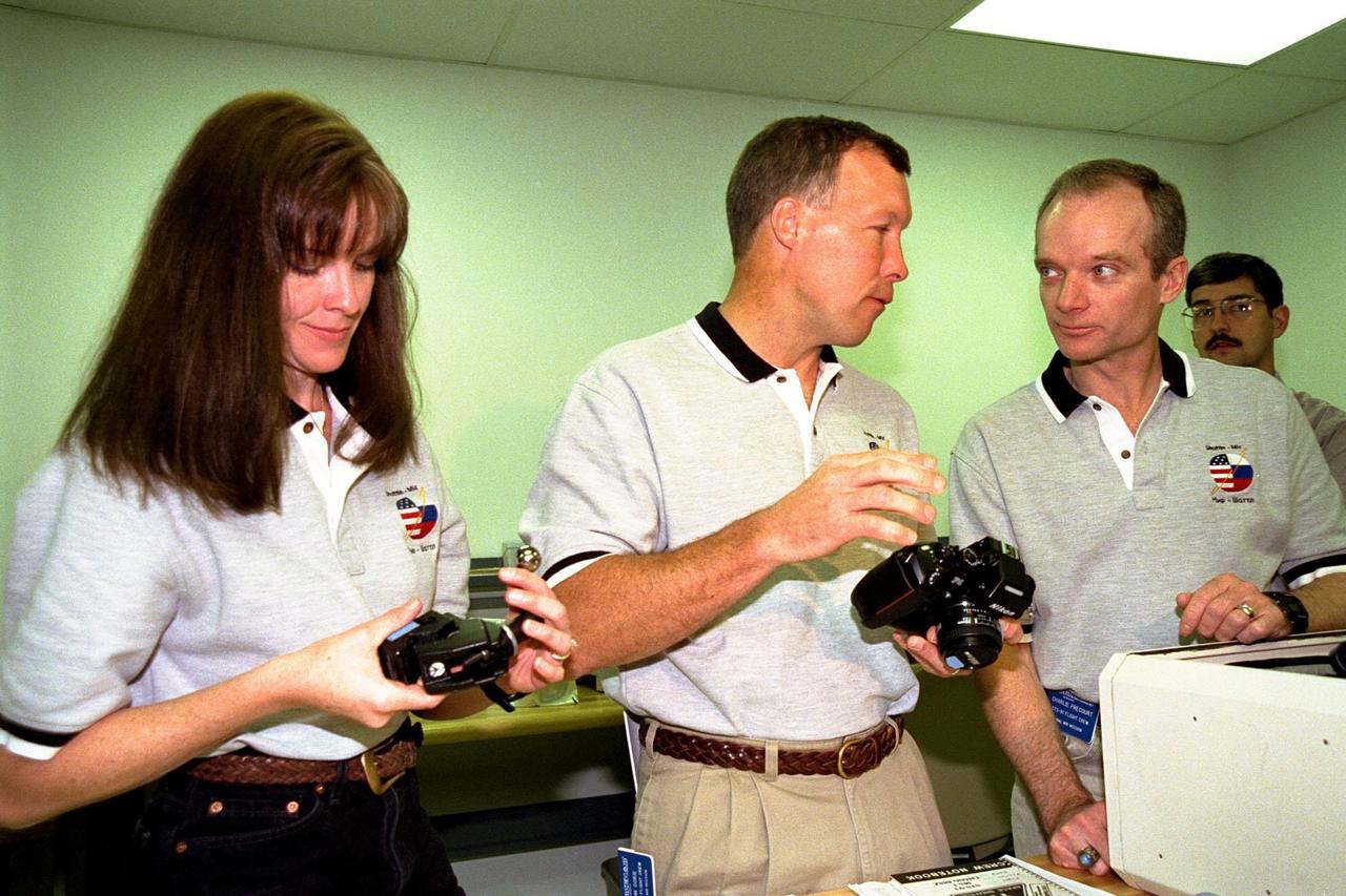 KENNEDY SPACE CENTER, FLA. -- The STS-91 crew participate in the Crew Equipment Interface Test (CEIT) for their upcoming Space Shuttle mission at the SPACEHAB Payload Processing Facility in Cape Canaveral. The CEIT gives astronauts an opportunity to get a hands-on look at the payloads with which they will be working on-orbit. STS-91 will be the ninth and final scheduled Mir docking and will include a single module of SPACEHAB, used mainly as a large pressurized cargo container for science, logistical equipment and supplies to be exchanged between the orbiter Discovery and the Russian Space Station Mir. The nearly 10-day flight of STS-91 also is scheduled to include the return of the last astronaut to live and work aboard the Russian orbiting outpost, Mission Specialist Andy Thomas, Ph.D. Liftoff of Discovery and its six-member crew is targeted for May 28, 1998, at 8:05 p.m. EDT from Launch Pad 39A. From left to right are STS-91 Mission Specialist Janet Kavandi, Ph.D., STS091 Pilot Dominic Gorie, and STS-91 Commander Charles Precourt, and Boeing SPACEHAB Program Senior Engineer Shawn Hicks