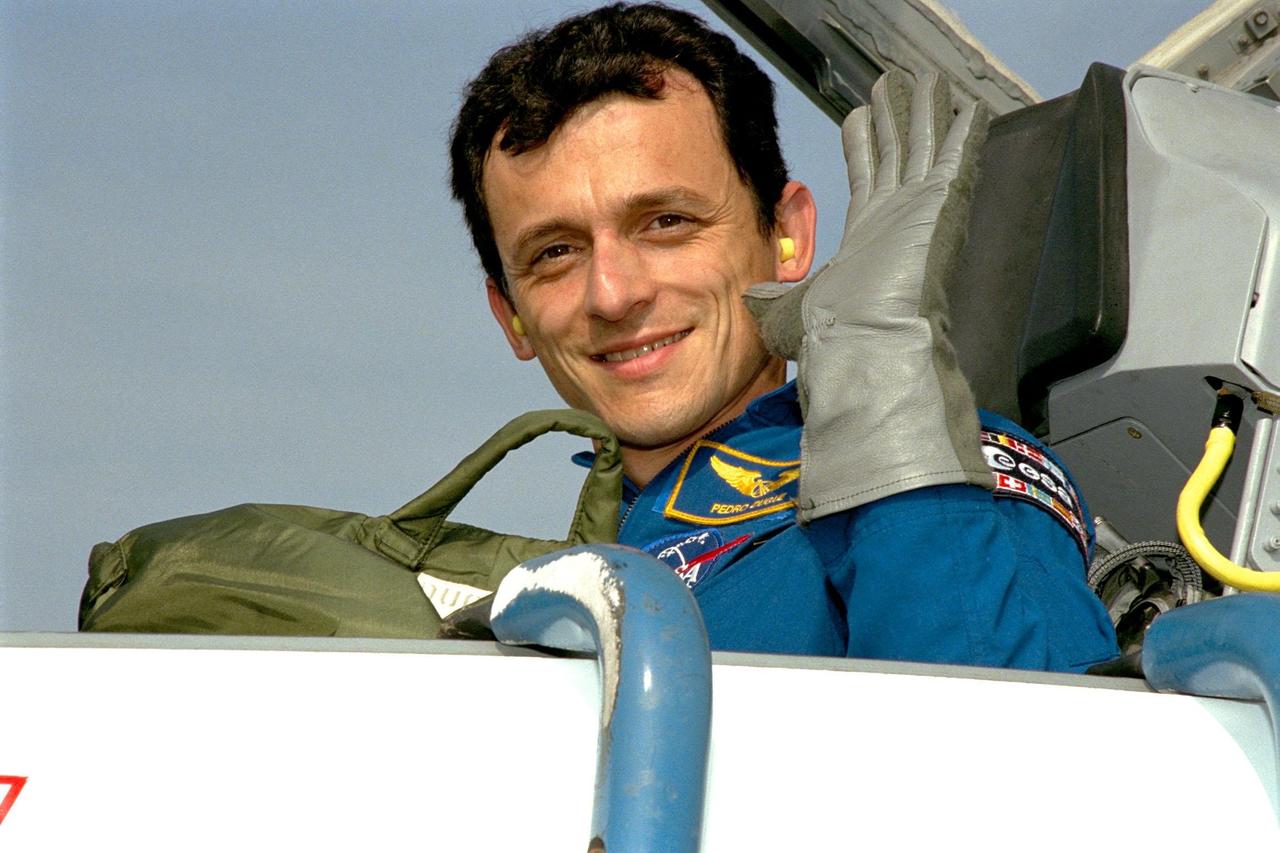 STS-95 Payload Specialist Pedro Duque of Spain, who represents the European Space Agency (ESA), waves after arriving in a T-38 jet aircraft at the Shuttle Landing Facility at KSC. He is joining other STS-95 crew members in a familiarization tour of the SPACEHAB module and the equipment that will fly with them on the Space Shuttle Discovery scheduled to launch Oct. 29, 1998. The mission includes research payloads such as the Spartan solar-observing deployable spacecraft, the Hubble Space Telescope Orbital Systems Test Platform, the International Extreme Ultraviolet Hitchhiker, as well as the SPACEHAB single module with experiments on space flight and the aging process