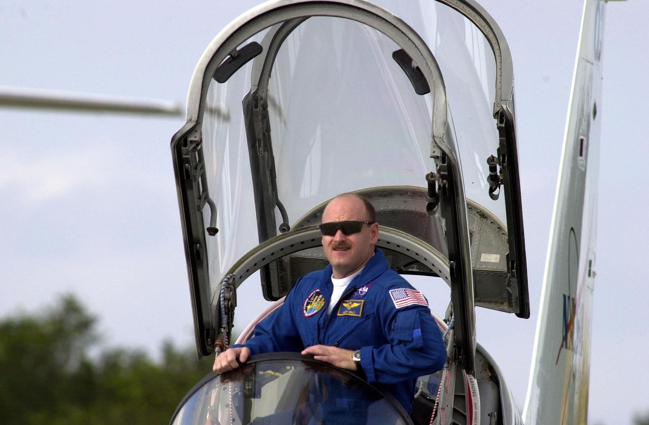 STS-103 Pilot Scott J. Kelly settles into the cockpit of a T-38 training jet for practice flights. He joins other crew members Commander Curtis L. Brown Jr. and Mission Specialists Steven L. Smith, C. Michael Foale (Ph.D.), John M. Grunsfeld (Ph.D.), Claude Nicollier of Switzerland and Jean-François Clervoy of France, for pre-launch preparations on mission STS-103 aboard Space Shuttle Discovery. Nicollier and Clervoy are with the European Space Agency. The mission, to service the Hubble Space Telescope, is scheduled for launch Dec. 16 at 9:18 p.m. EST from Launch Pad 39B. The mission is expected to last about 9 days and 21 hours. Discovery is expected to land at KSC Sunday, Dec. 26, at 6:56 p.m. EST