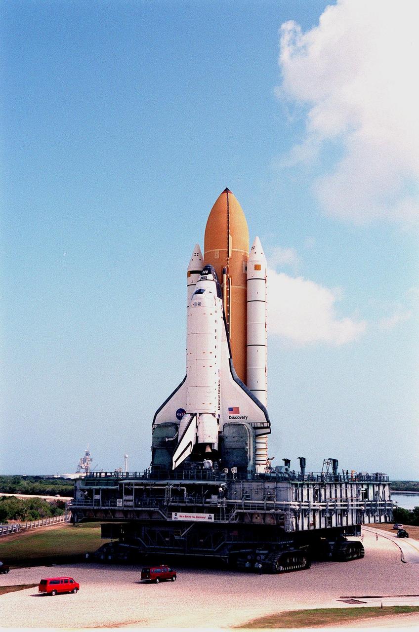 KENNEDY SPACE CENTER, Fla. -- The Space Shuttle Discovery, atop the mobile launcher platform and crawler-transporter, approaches the turn in the crawlerway as it creeps to Launch Pad 39B at 1 mph. The crawler-transporter takes about five hours to cover the journey from the Vehicle Assembly Building to the launch pad. Liftoff of Discovery on mission STS-96 is targeted for May 20 at 9:32 a.m. EDT. STS-96 is a logistics and resupply mission for the International Space Station, carrying such payloads as a Russian crane, the Strela; a U.S.-built crane; the Spacehab Oceaneering Space System Box (SHOSS), a logistics items carrier; and STARSHINE, a student-led experiment