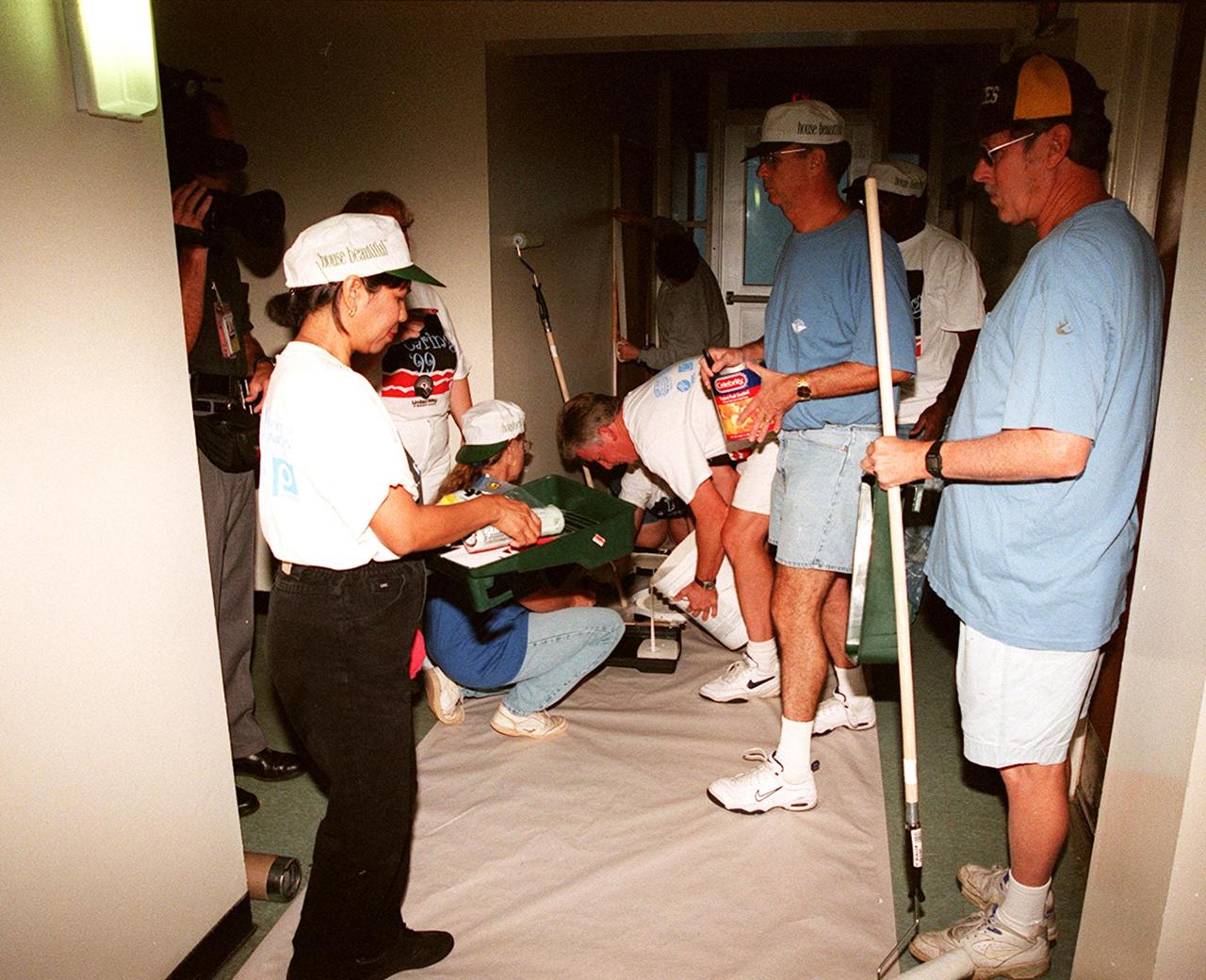 KSC volunteers with Days of Caring '99 share tasks while getting ready to paint at Baxley Manor, an apartment building for senior citizens on Merritt Island. Coordinated by the KSC Community Relations Council, Days of Caring provides an opportunity for employees to volunteer their services in projects such as painting, planting flowers, reading to school children, and more. Organizations accepting volunteers include The Embers, Yellow Umbrella, Serene Harbor, Domestic Violence Program, the YMCA of Brevard County, and others