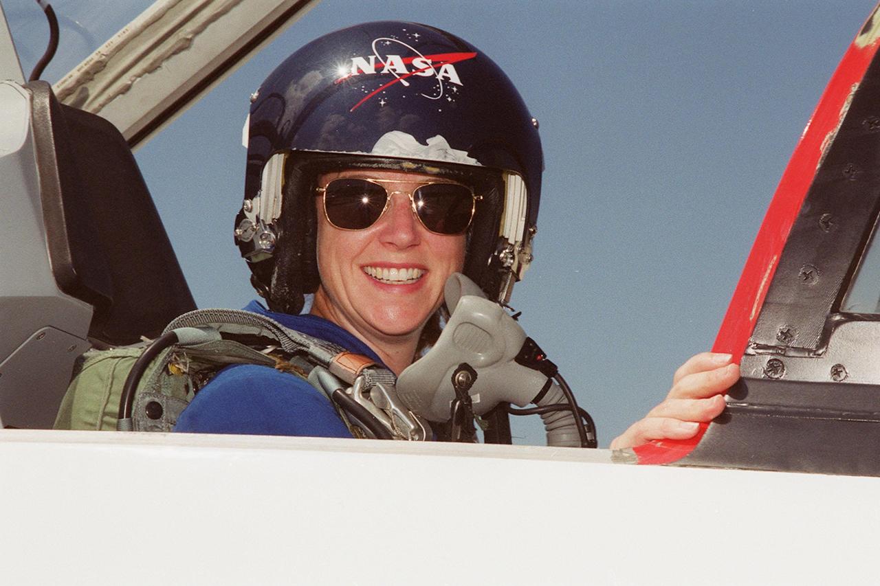 KENNEDY SPACE CENTER, FLA. -- STS-92 Pilot Pam Melroy arrives at KSC’s Shuttle Landing Facility to take part in a Crew Equipment Interface Test. She and other crew members Commander Brian Duffy and Mission Specialists Koichi Wakata, Leroy Chiao, Jeff Wisoff, Michael Lopez-Alegria and Bill McArthur will spend time at SPACEHAB becoming familiar with the payload and equipment they will use on their mission to the International Space Station. Wakata is with the Japanese space agency. The mission payload includes the Integrated Truss Structure Z1, an early exterior framework to allow the first U.S. solar arrays on a future flight to be temporarily installed on Unity for early power; Ku-band communication to support early science capability and U.S. television; and PMA-3 to provide a Shuttle docking port for solar array installation on the sixth ISS flight and Lab installation on the seventh ISS flight. STS-92 is scheduled to launch Oct. 5 from launch Pad 39A